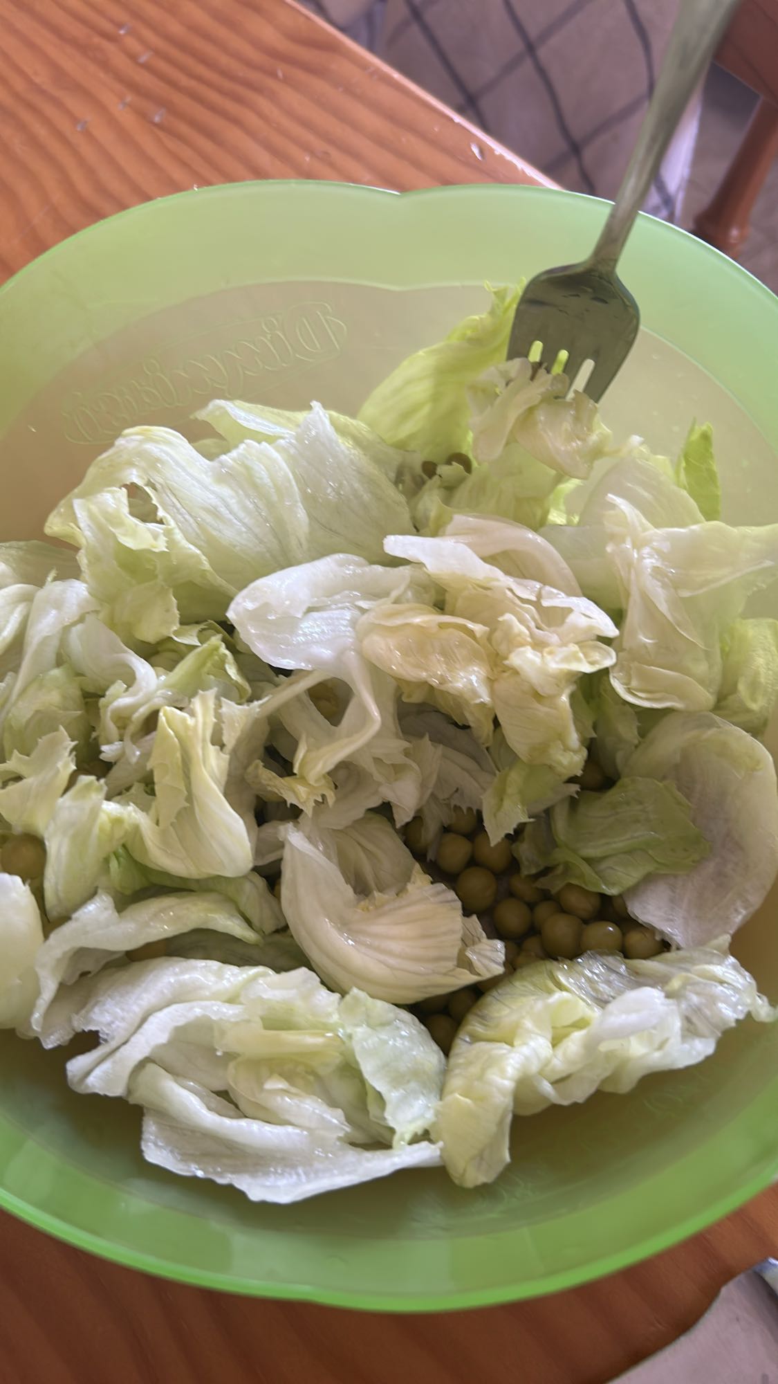 ensalada de lechuga y guisantes
