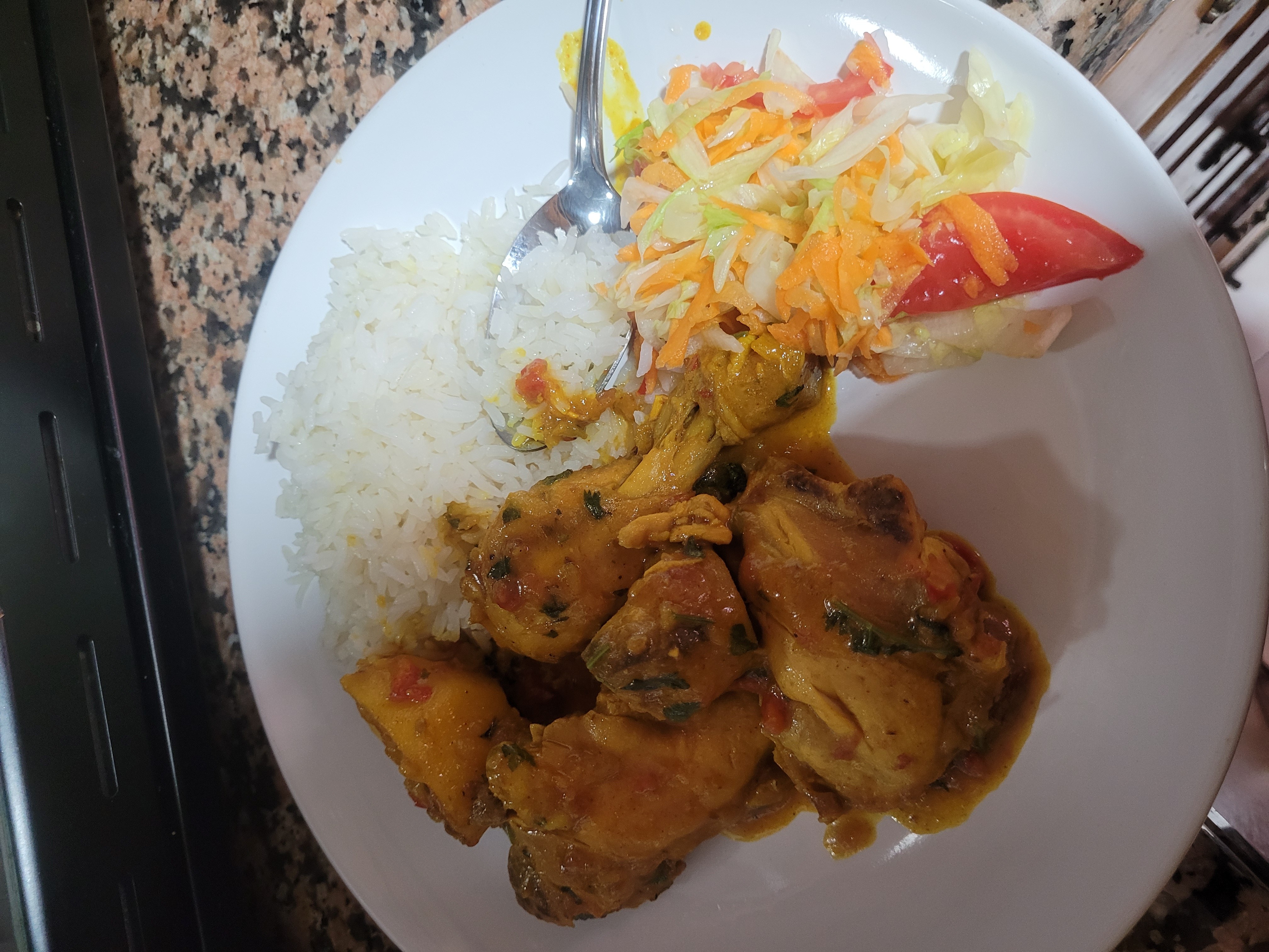 Pollo guisado con arroz y ensalada