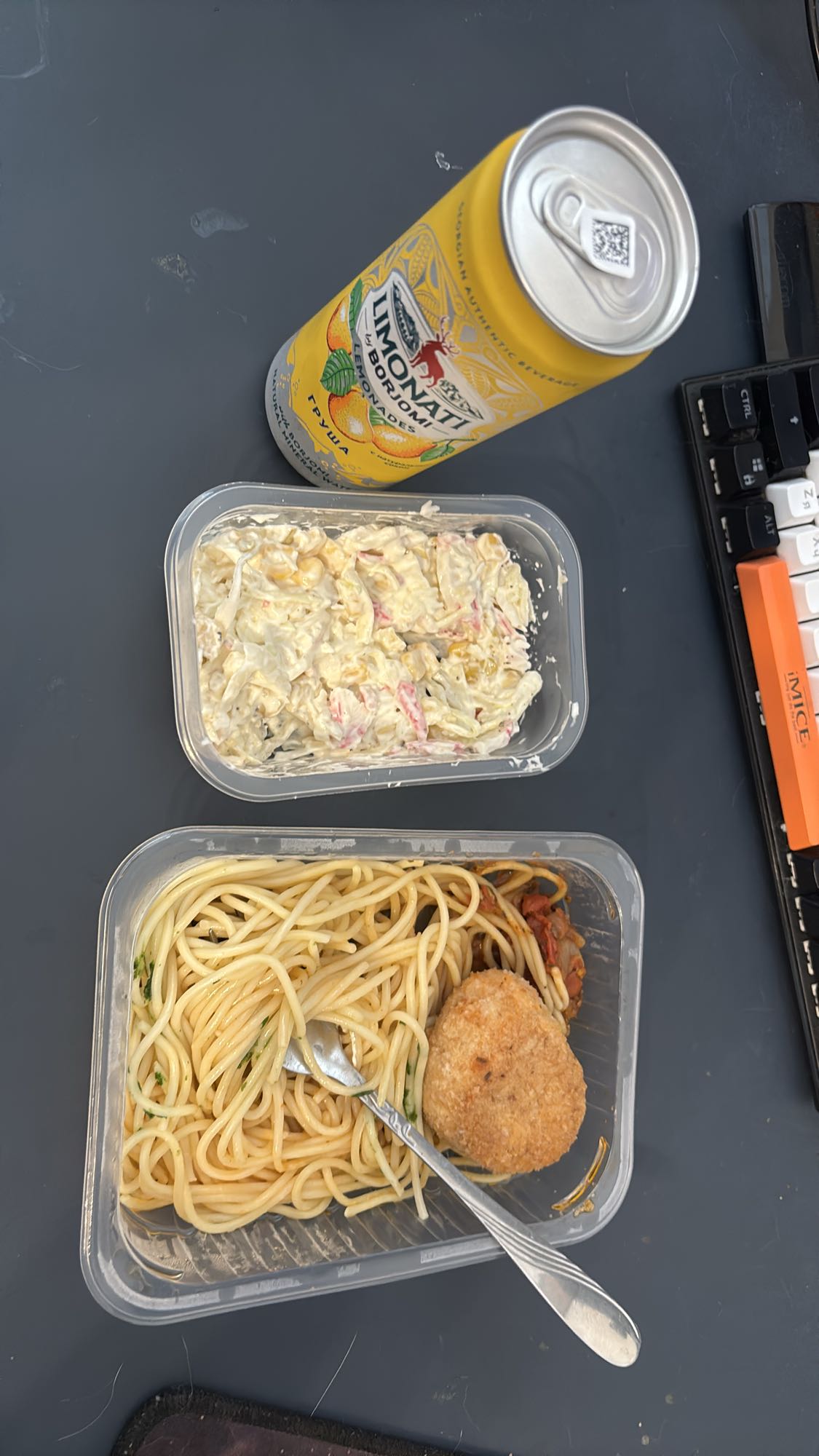 Паста с котлетой и салатом