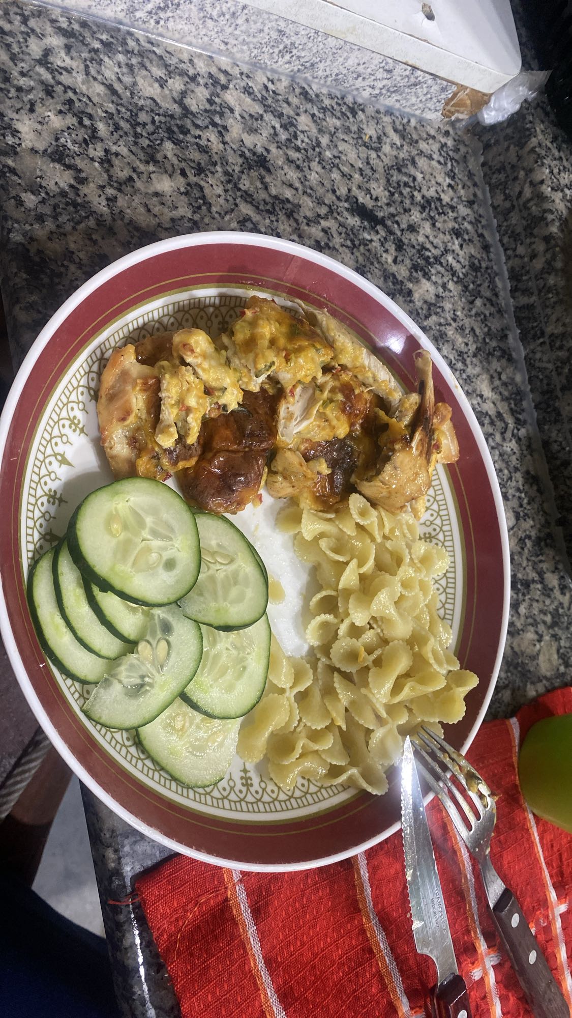 Pollo con pasta y pepino