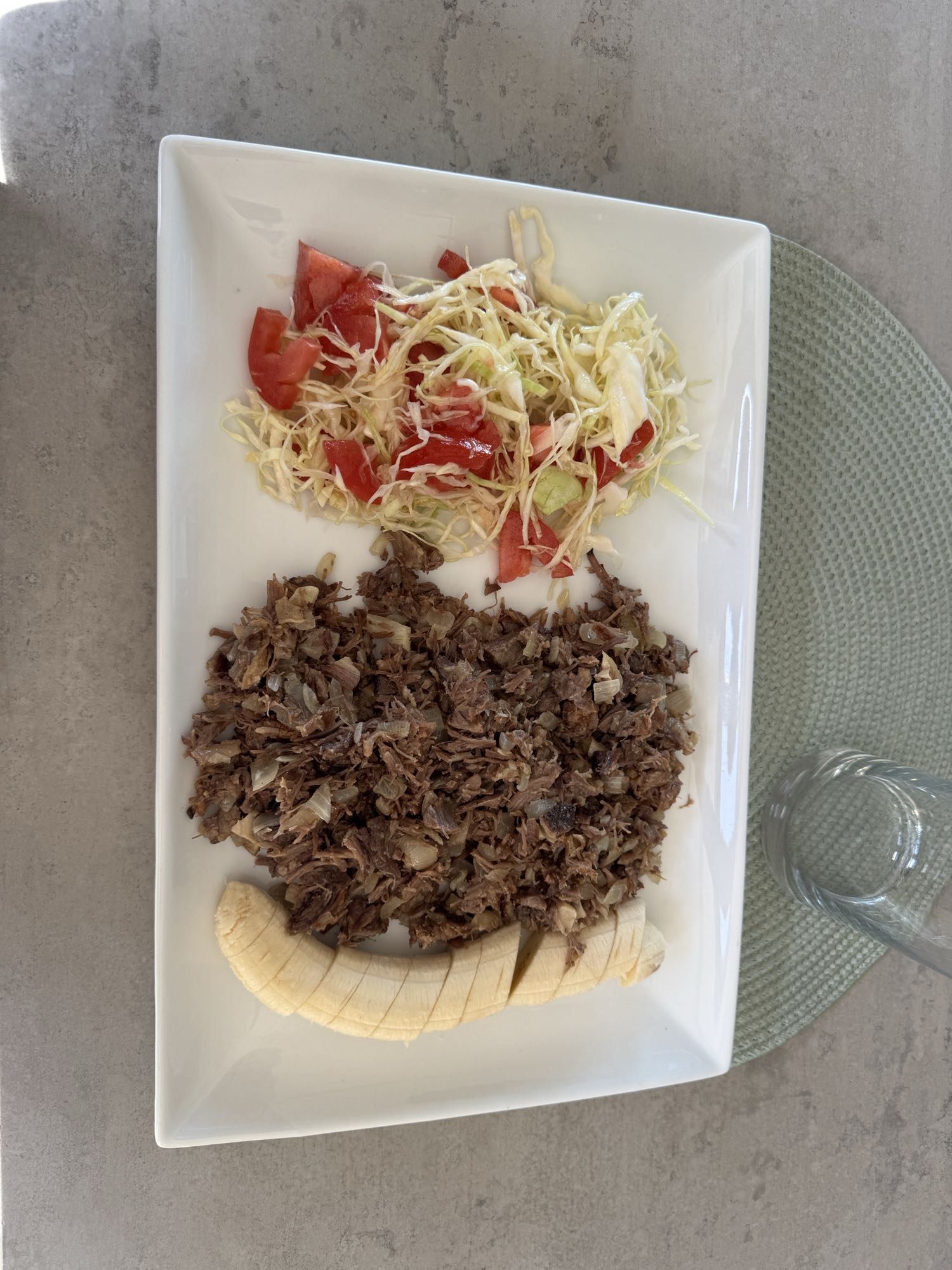 Carne deshebrada con ensalada, plátano y barra proteica