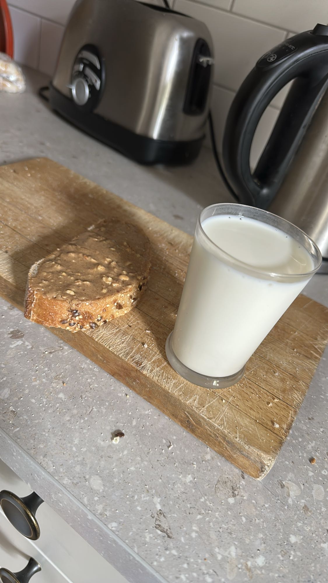 Jordnötssmörsmörgås & mjölk