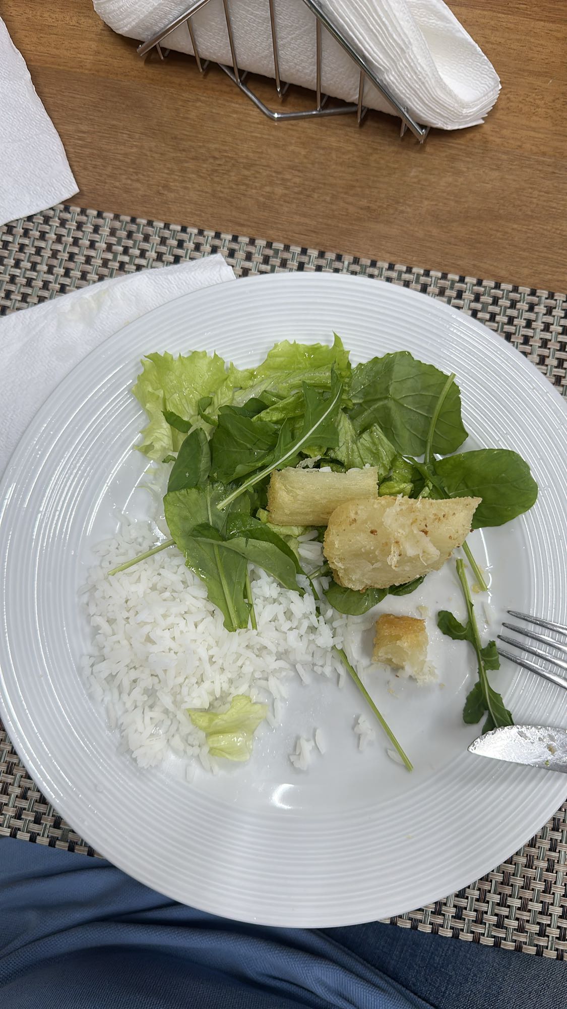 Arroz, salada e mandioca