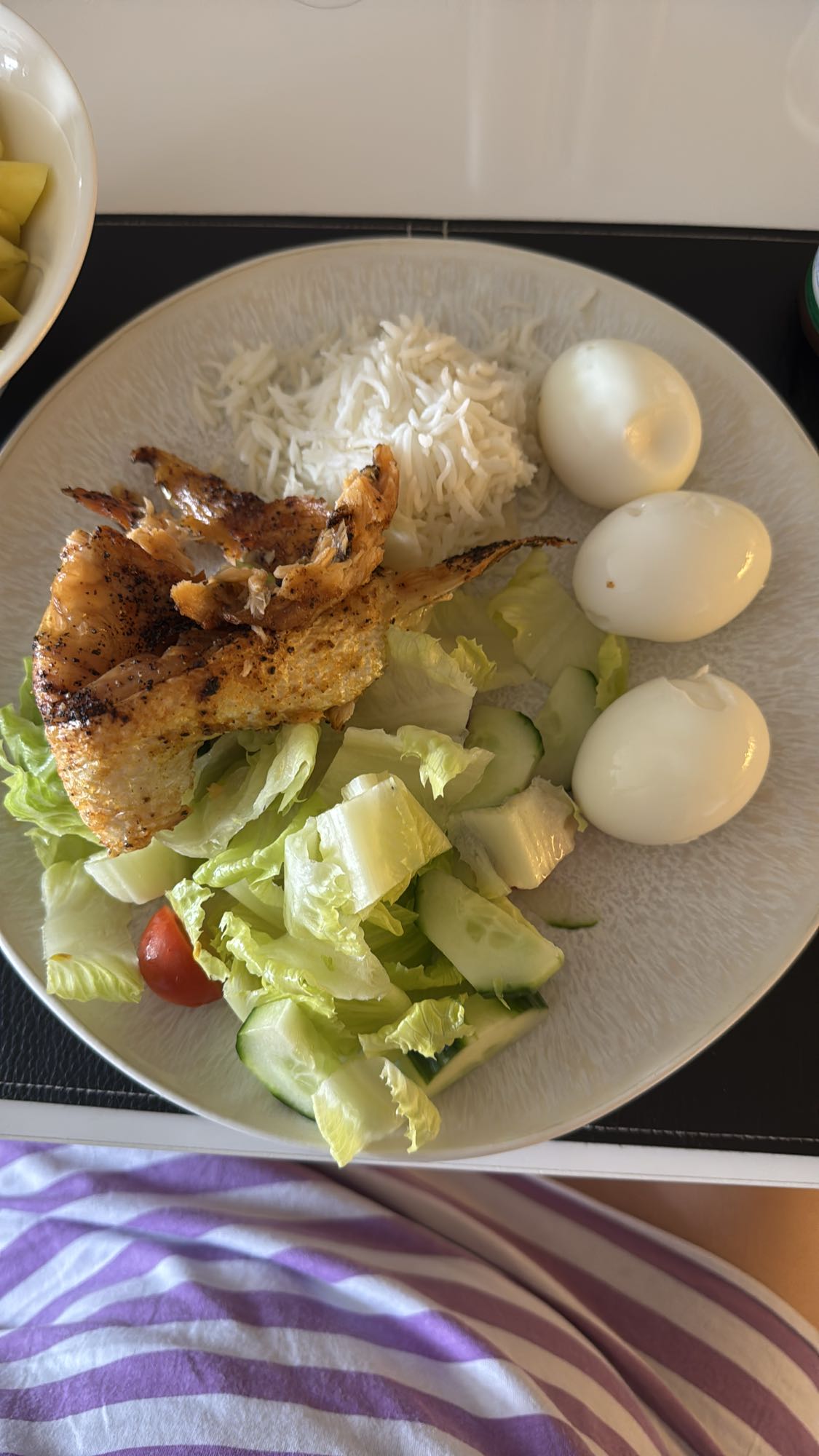 Fisk, ris och äggtallrik