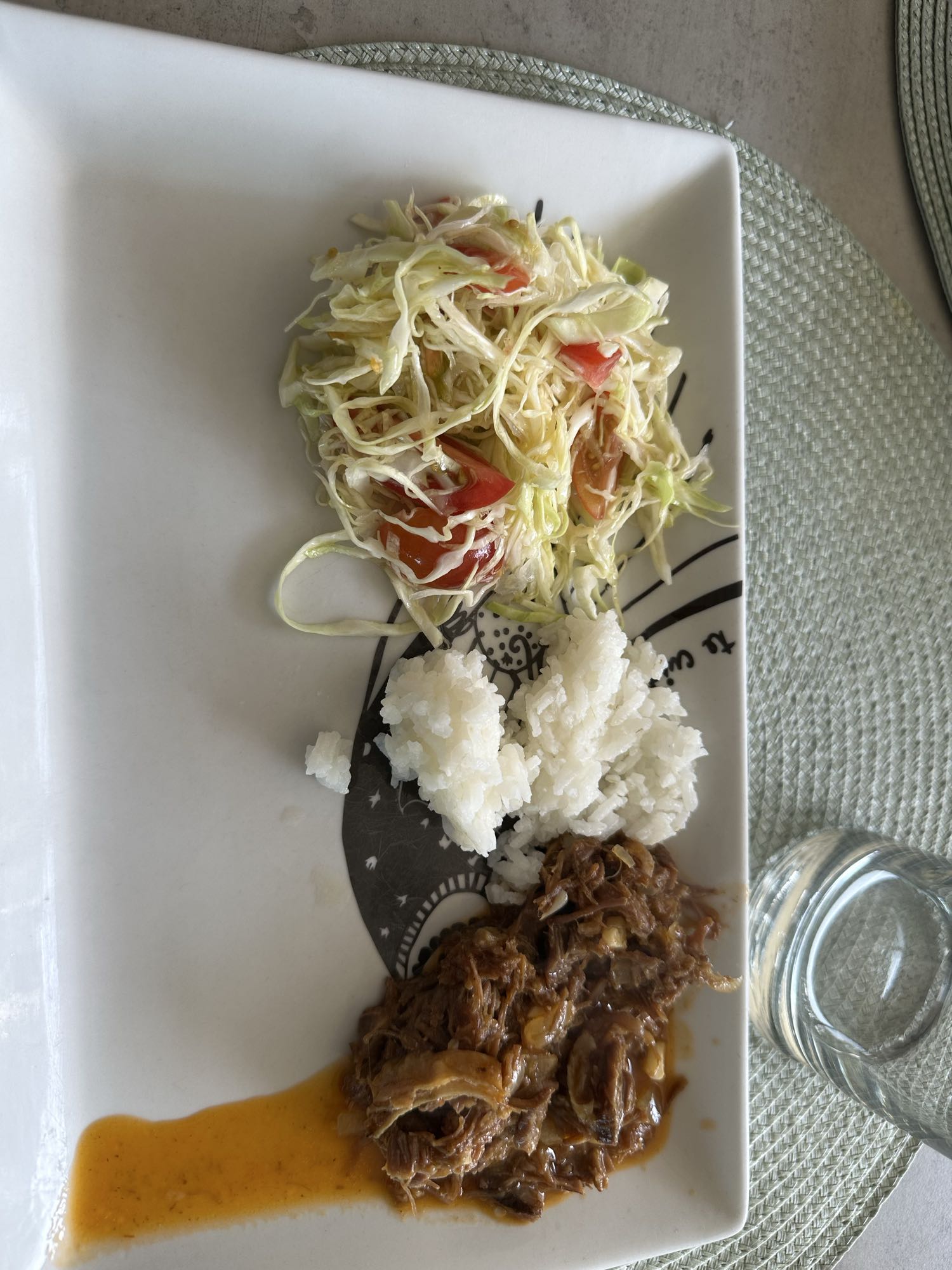 Carne desmechada con arroz y ensalada