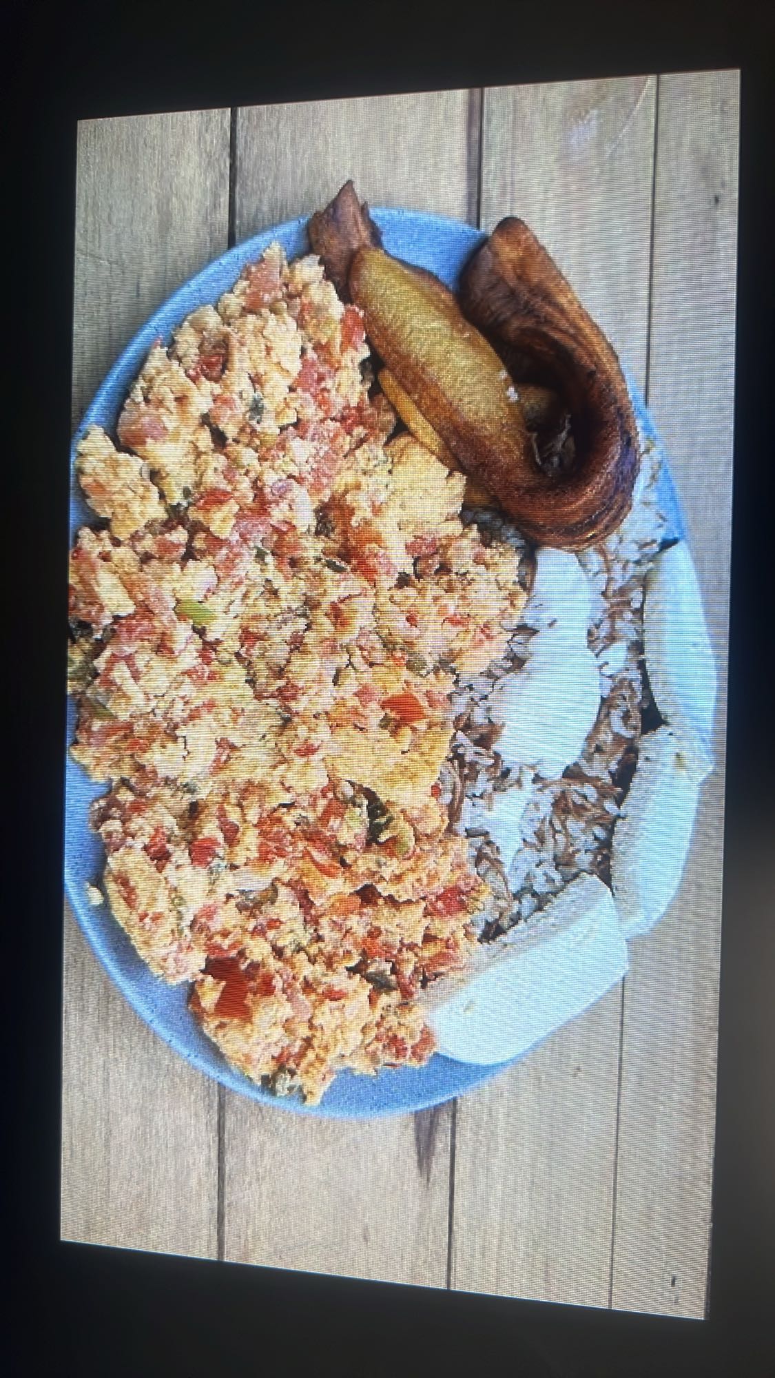 Huevos revueltos con plátano y arroz