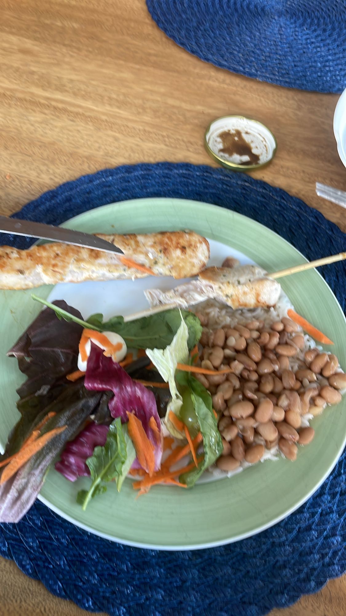 Espetinho com arroz e salada