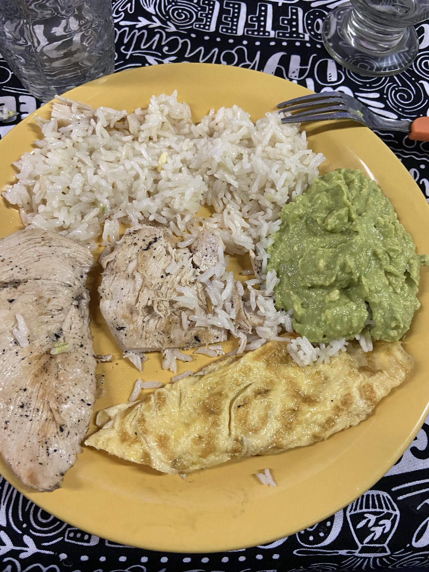 Pollo, arroz, huevo y guacamole