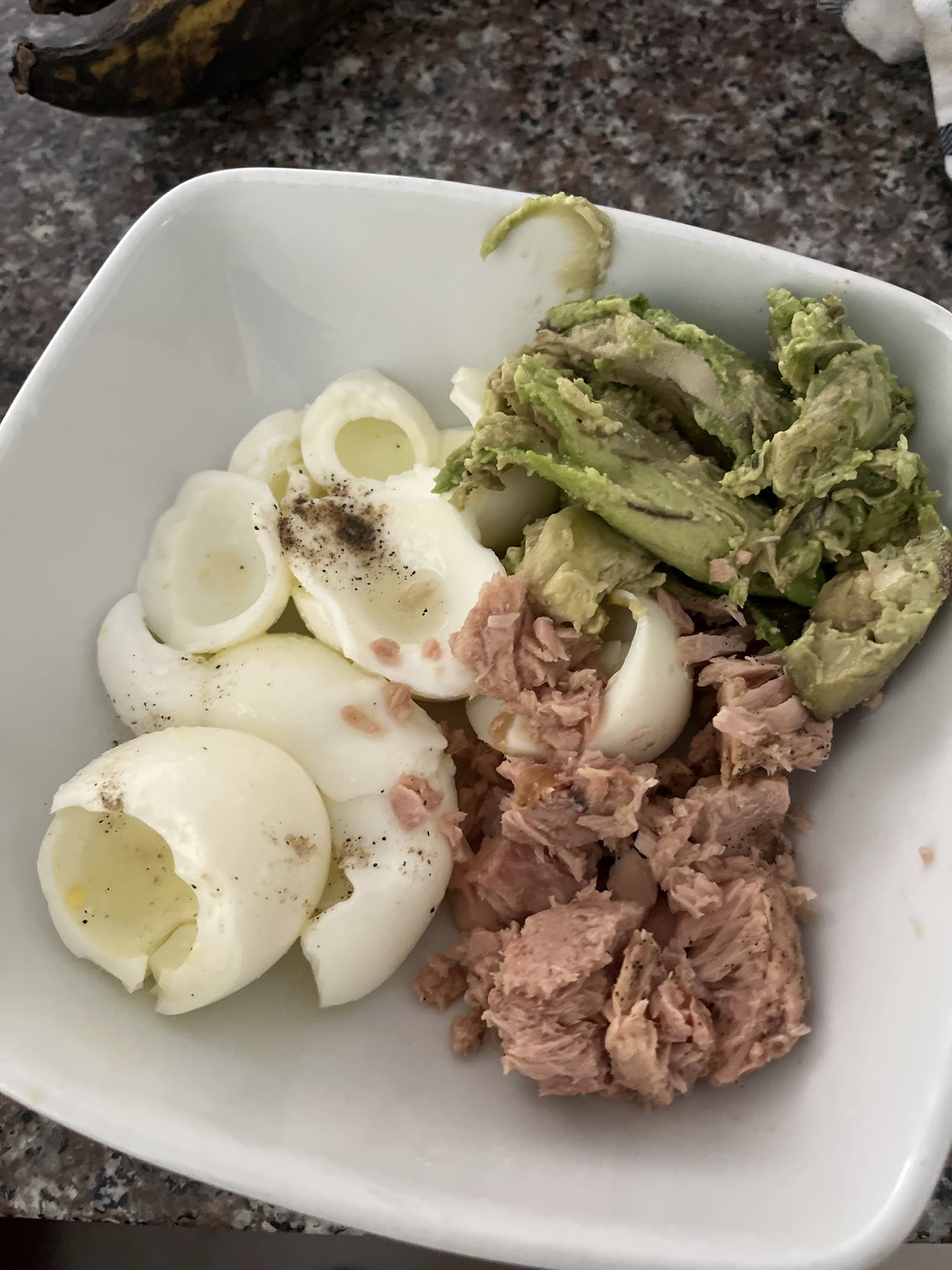 Ensalada de huevo, atún y aguacate