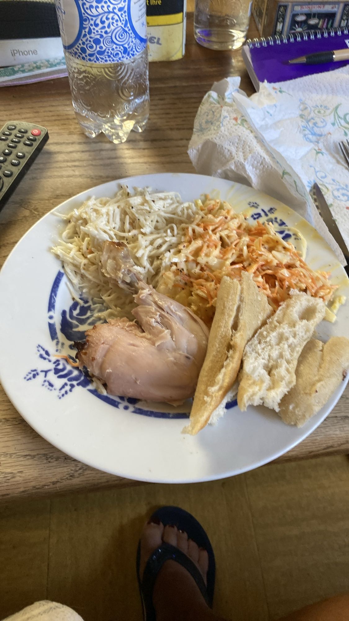 Poulet, pâtes, salade, pain