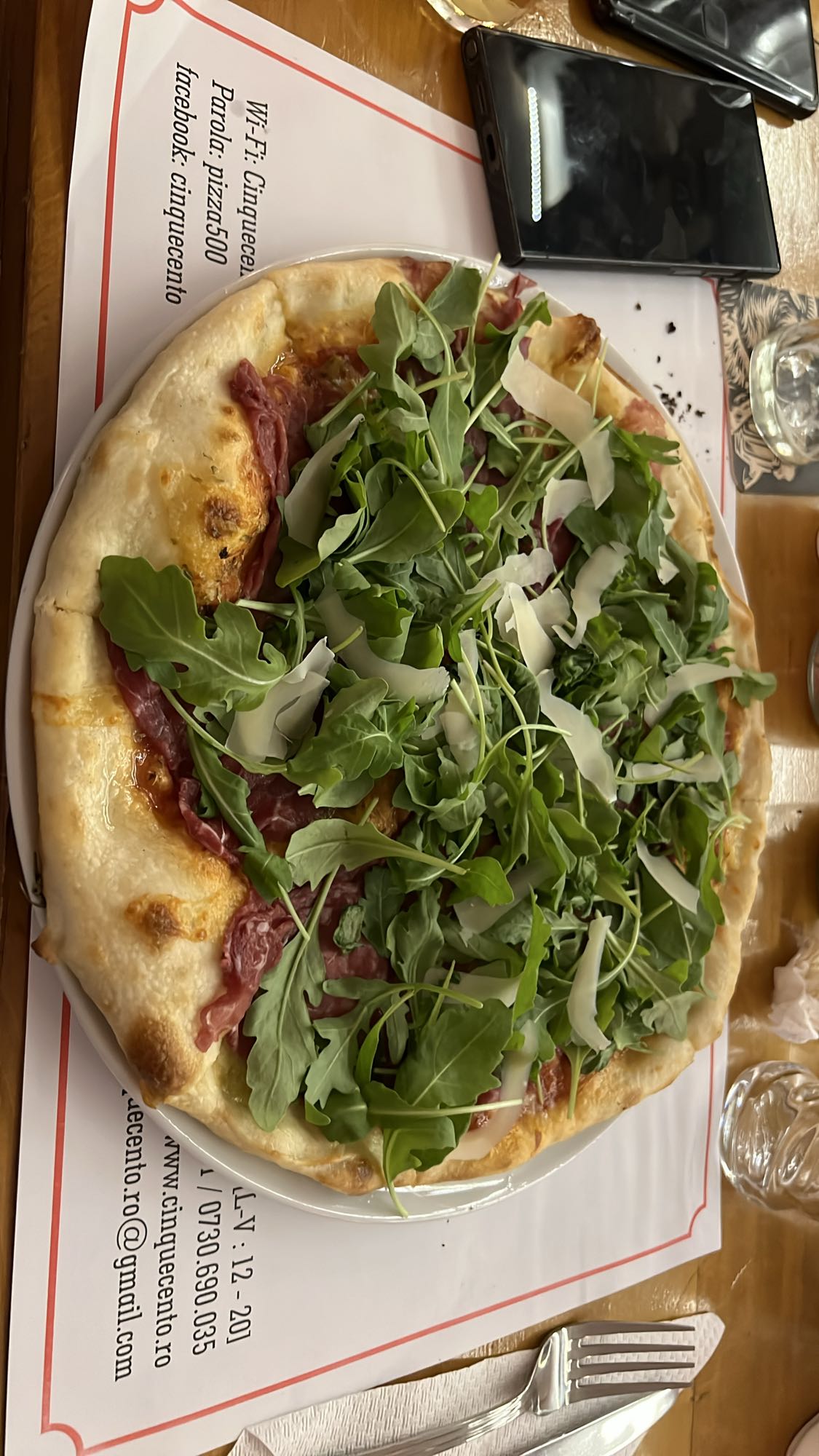 Pizza cu rucola și prosciutto