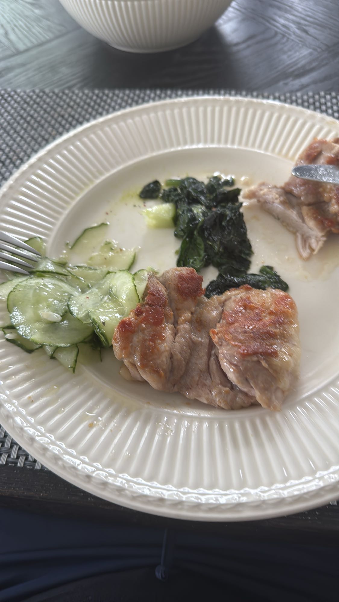 Kip met komkommer en spinazie