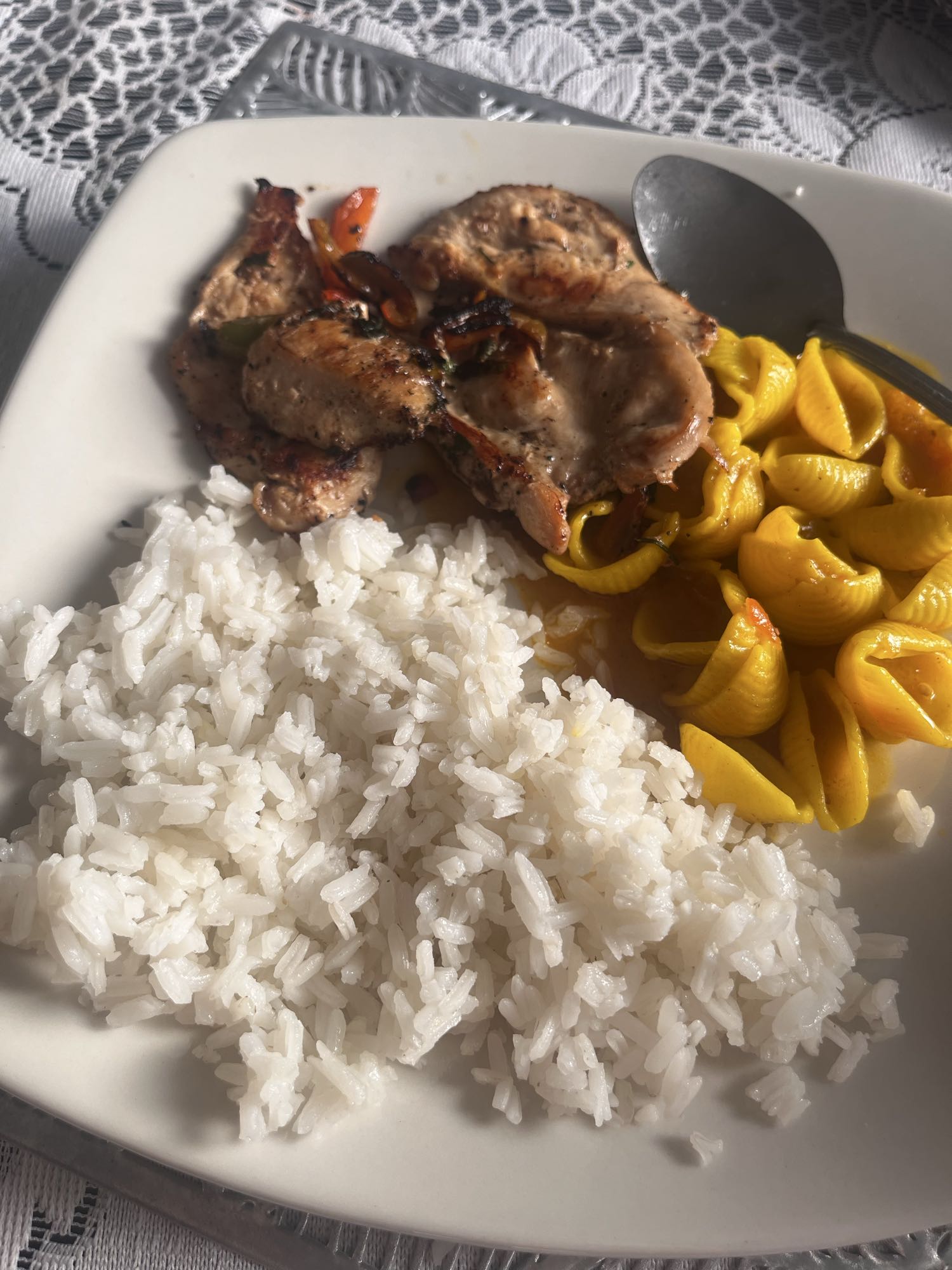 Pollo con arroz y pasta