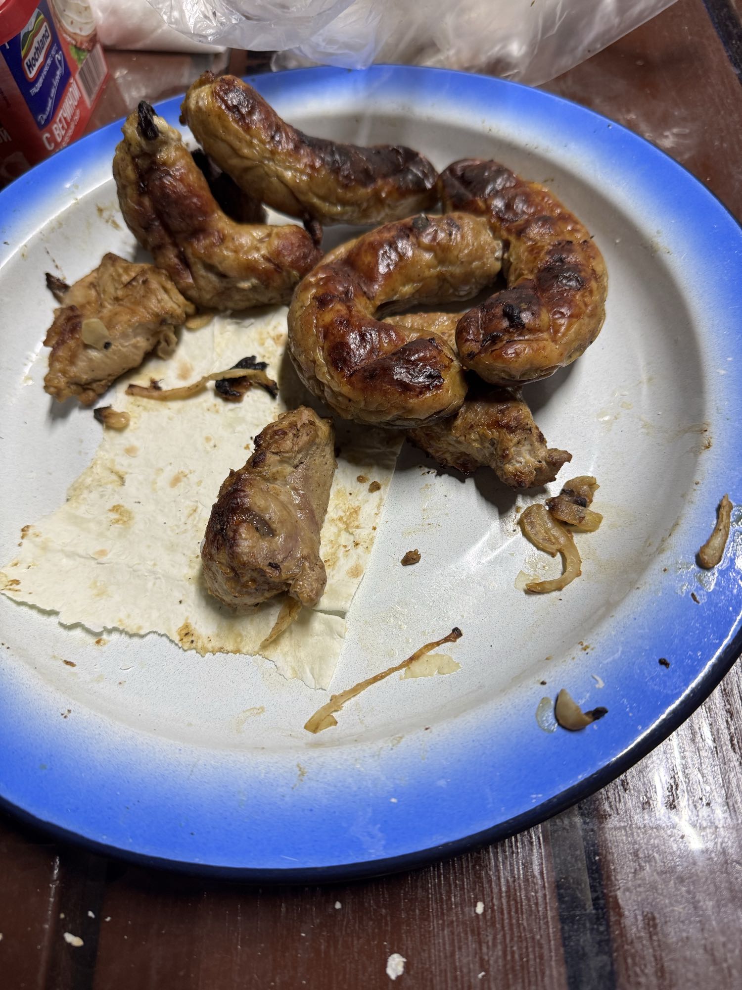 жареная колбаса и мясо