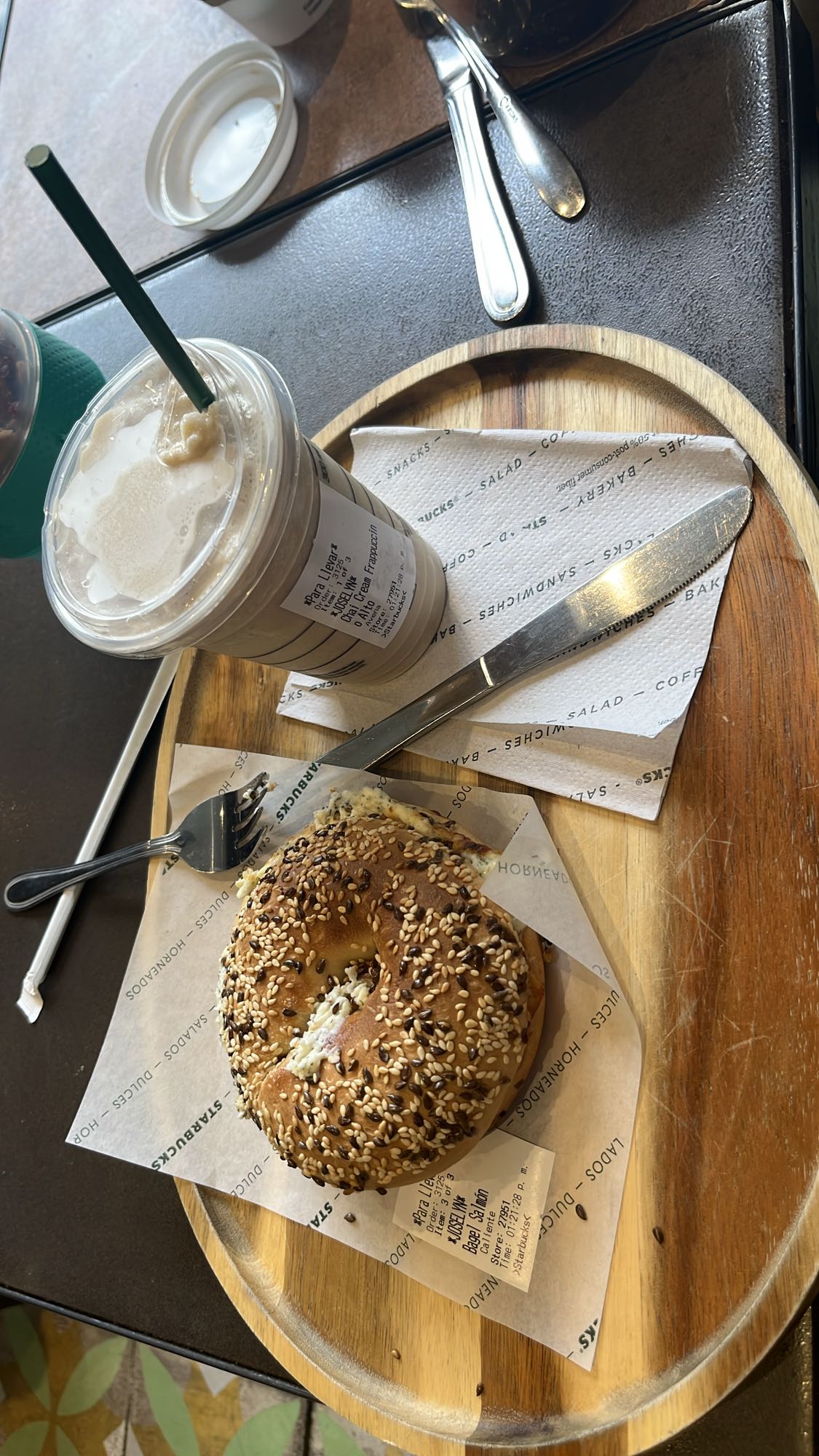 Bagel con queso y frappé