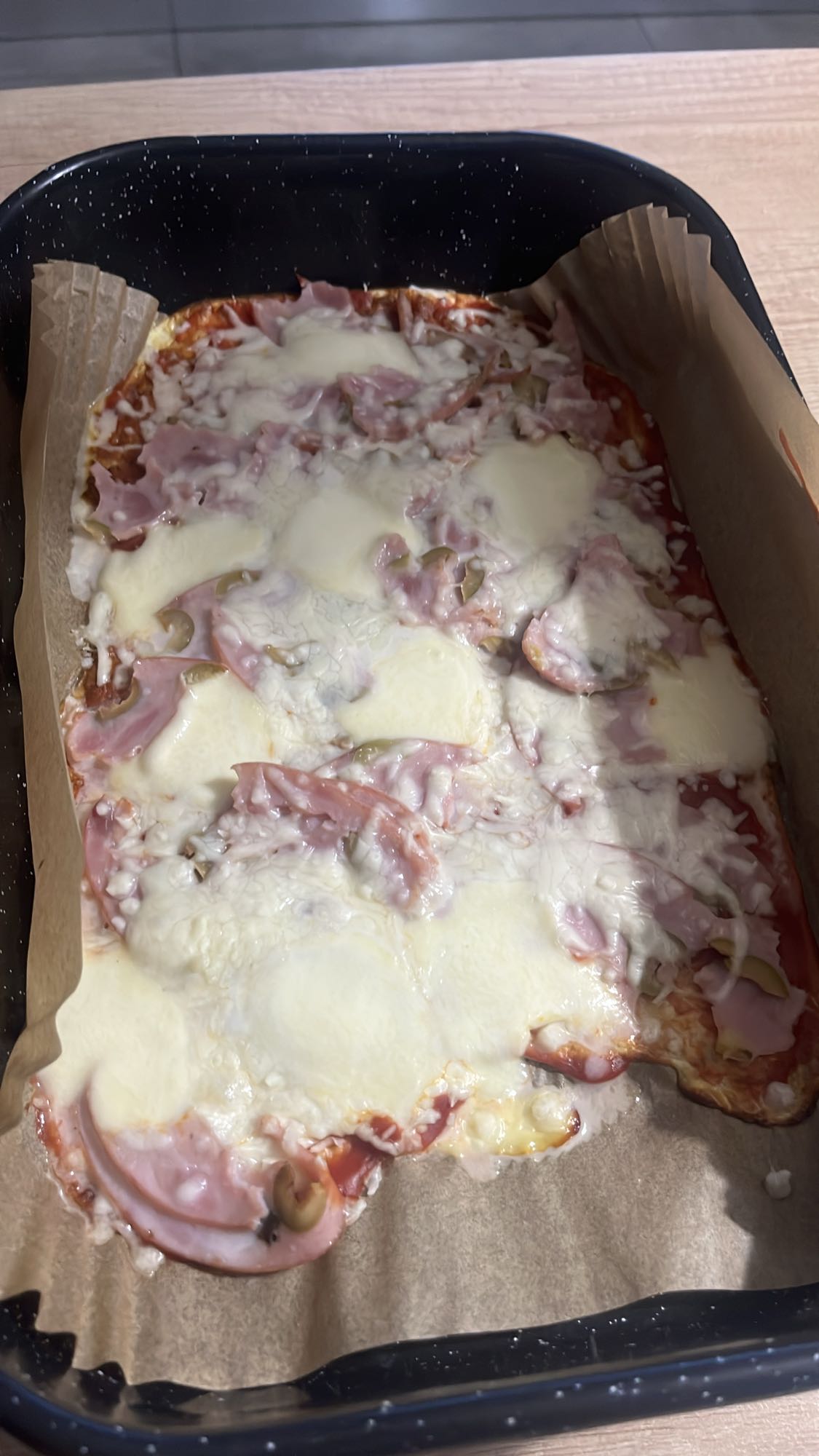 Pizza cu șuncă și cașcaval