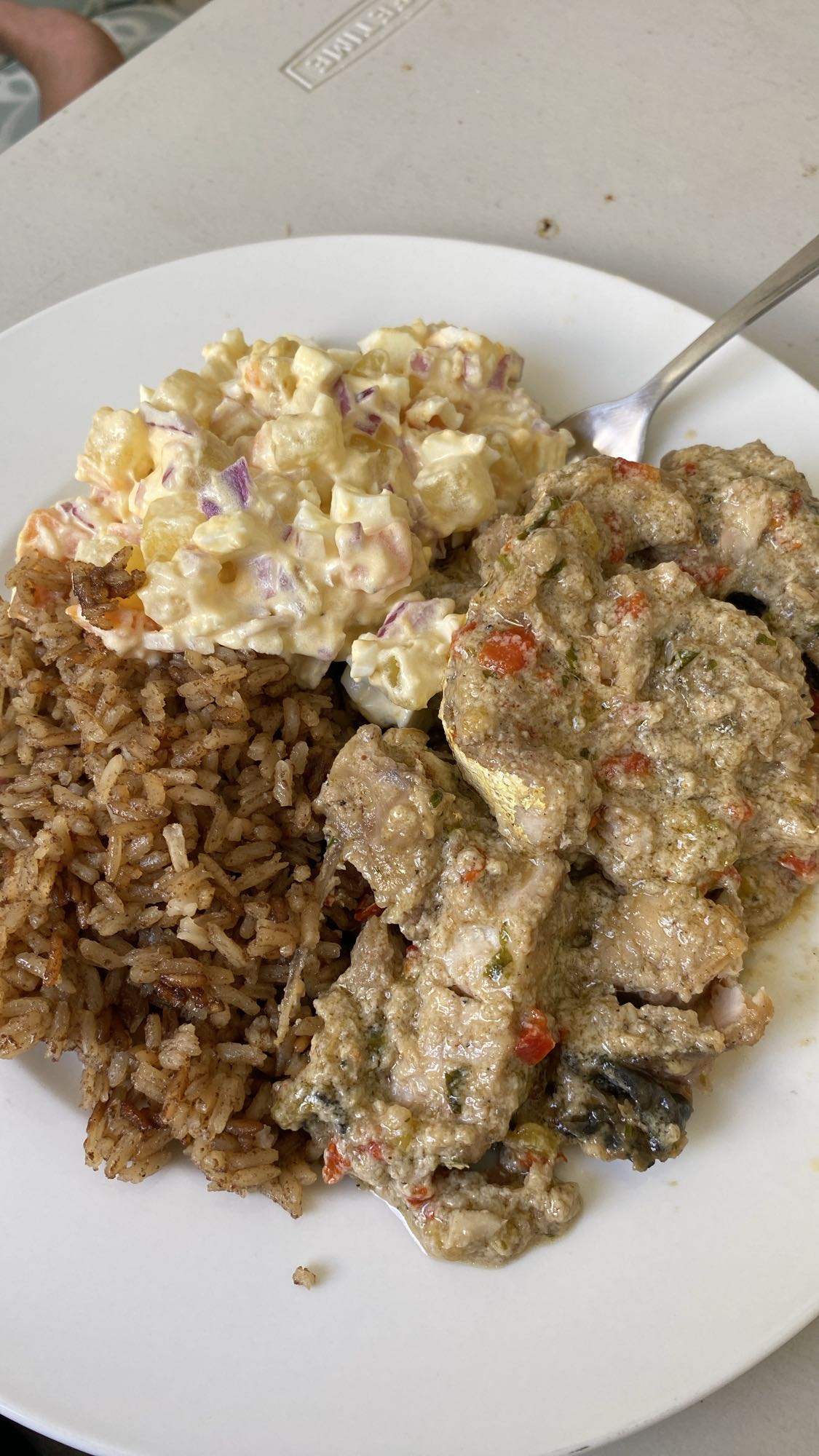 arroz, ensalada y pescado en salsa
