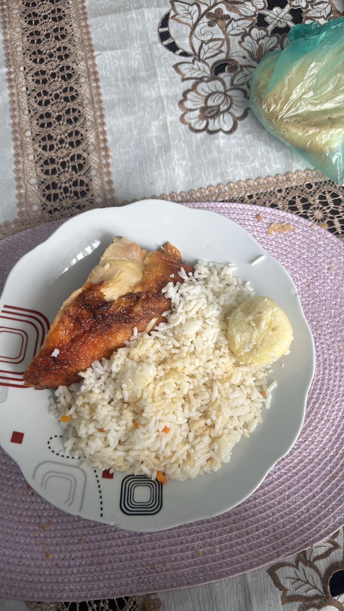 Pollo con arroz y plátano