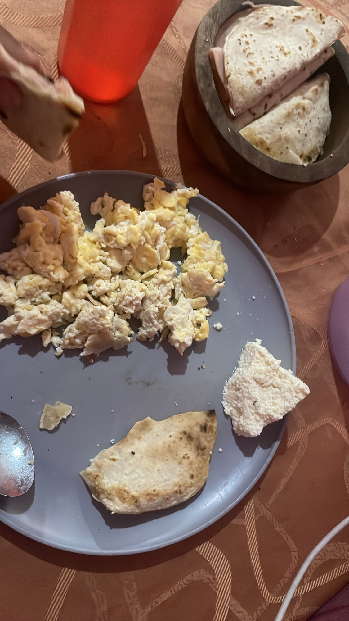 Desayuno con huevo y tortillas