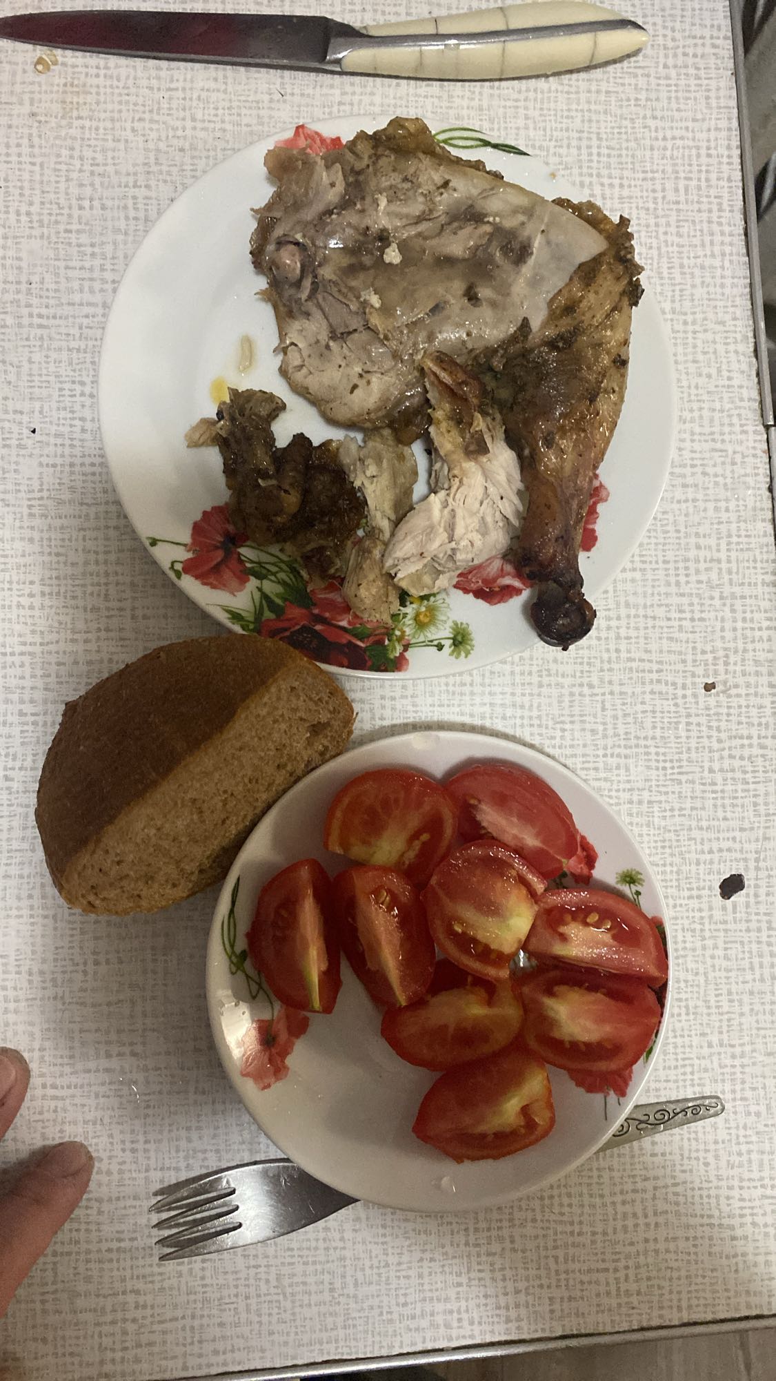 Курица с хлебом и помидорами