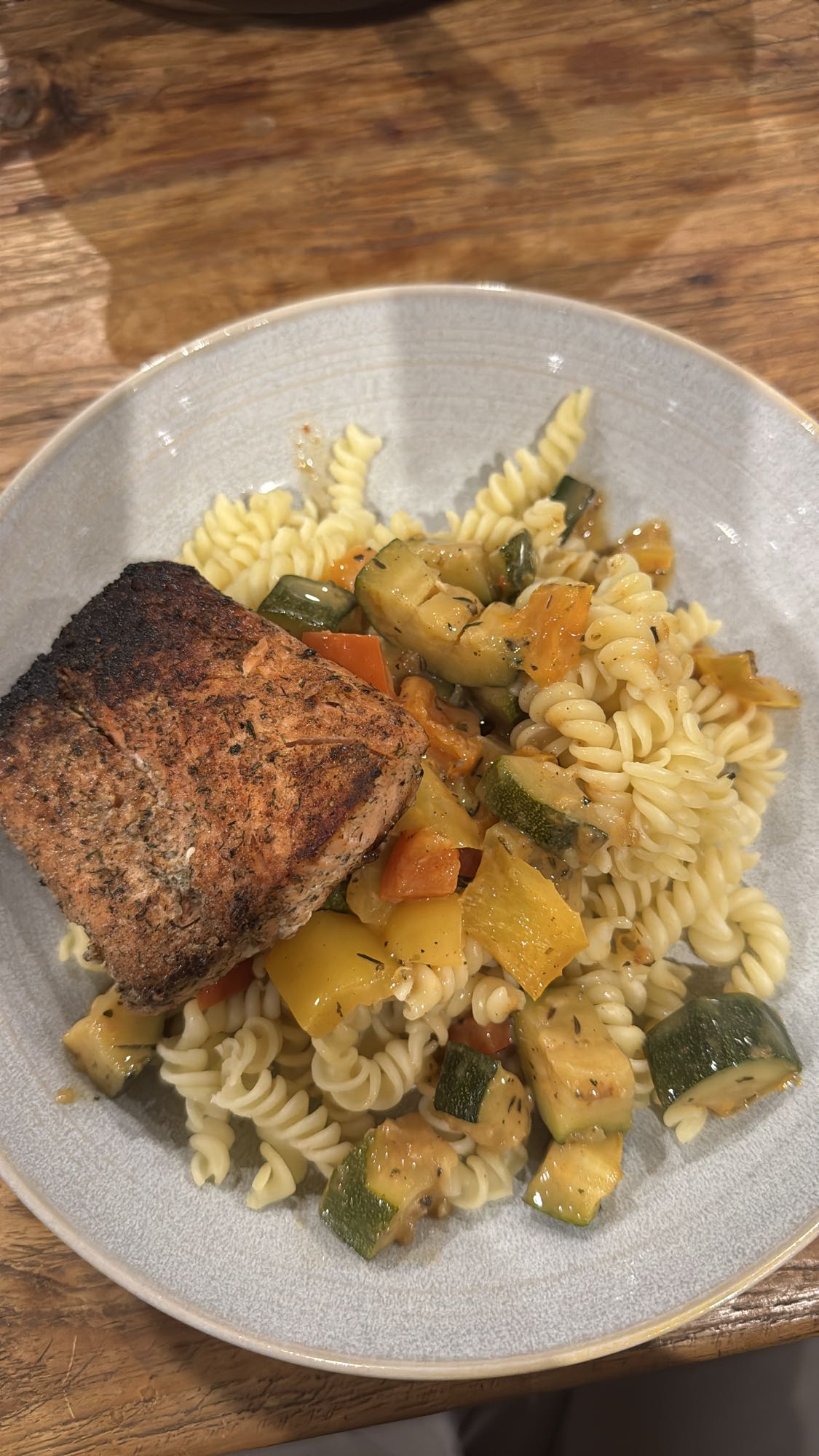 Lachs mit Gemüse-Pasta