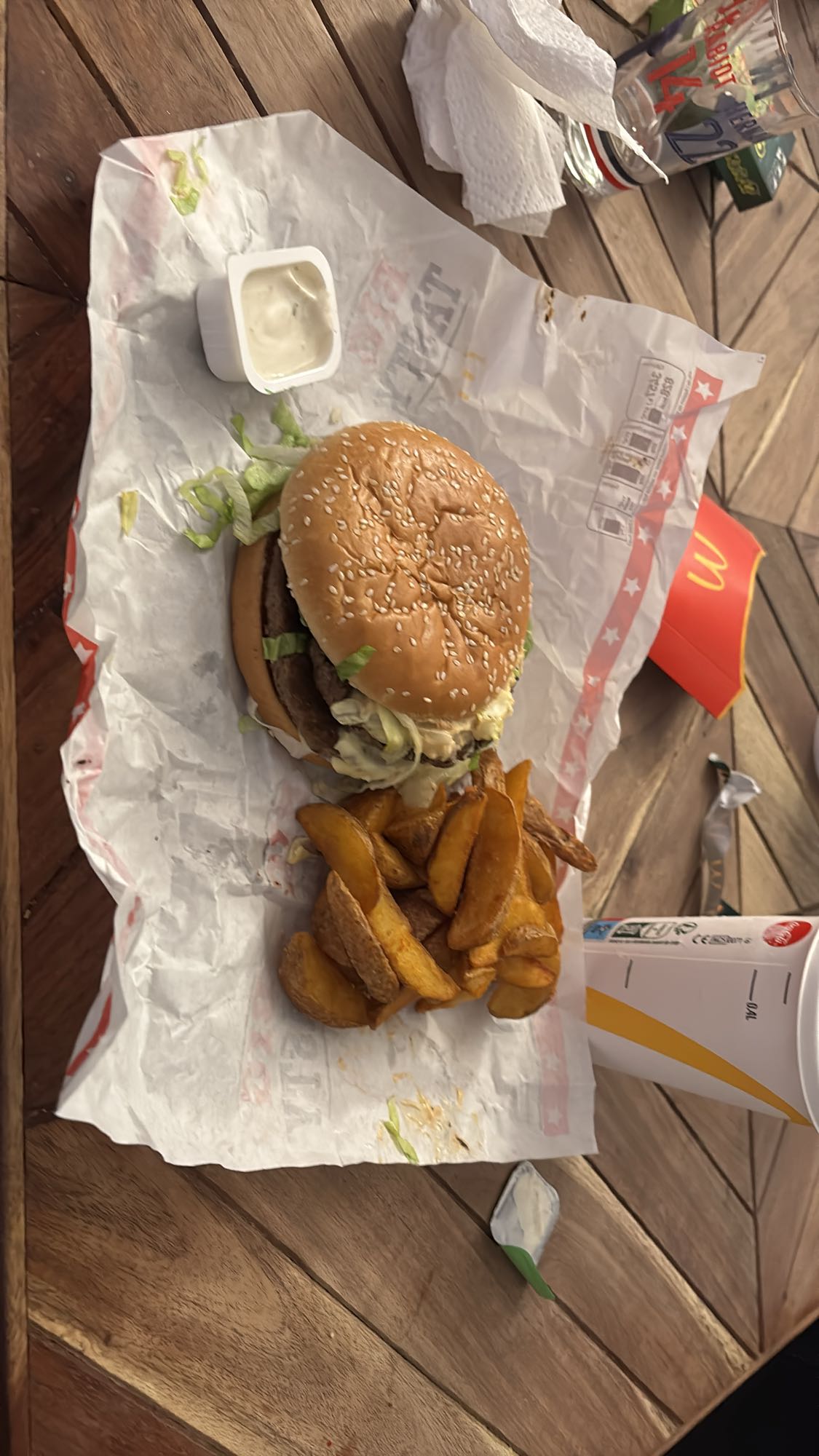 Burger, potatoes et sauce