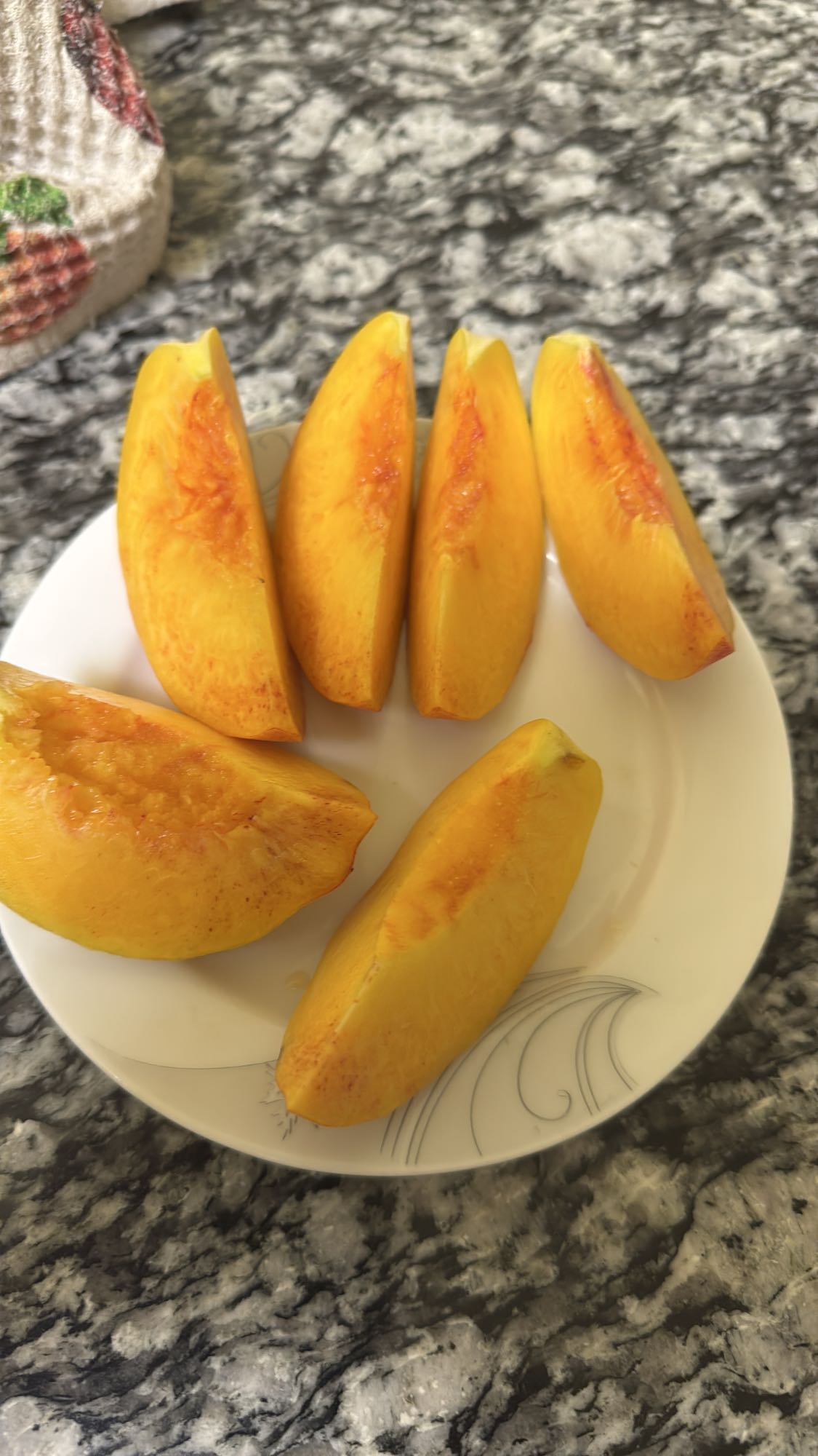 Fresh mango slices