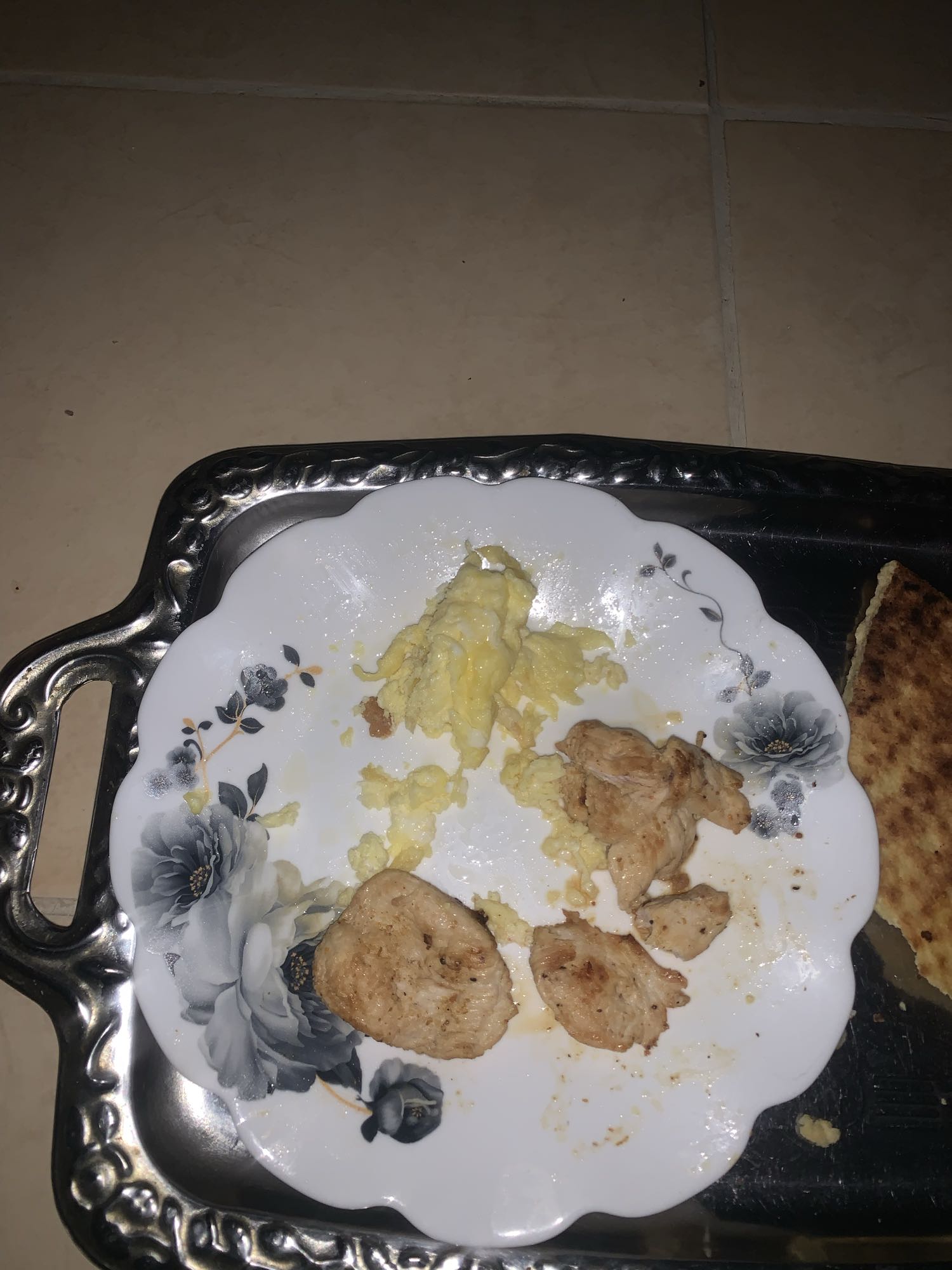 Poulet et œufs brouillés