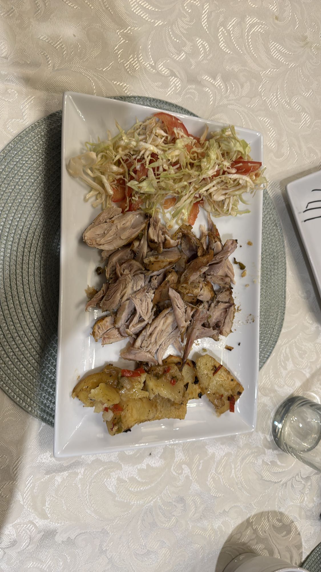 Pollo al horno con ensalada y papas