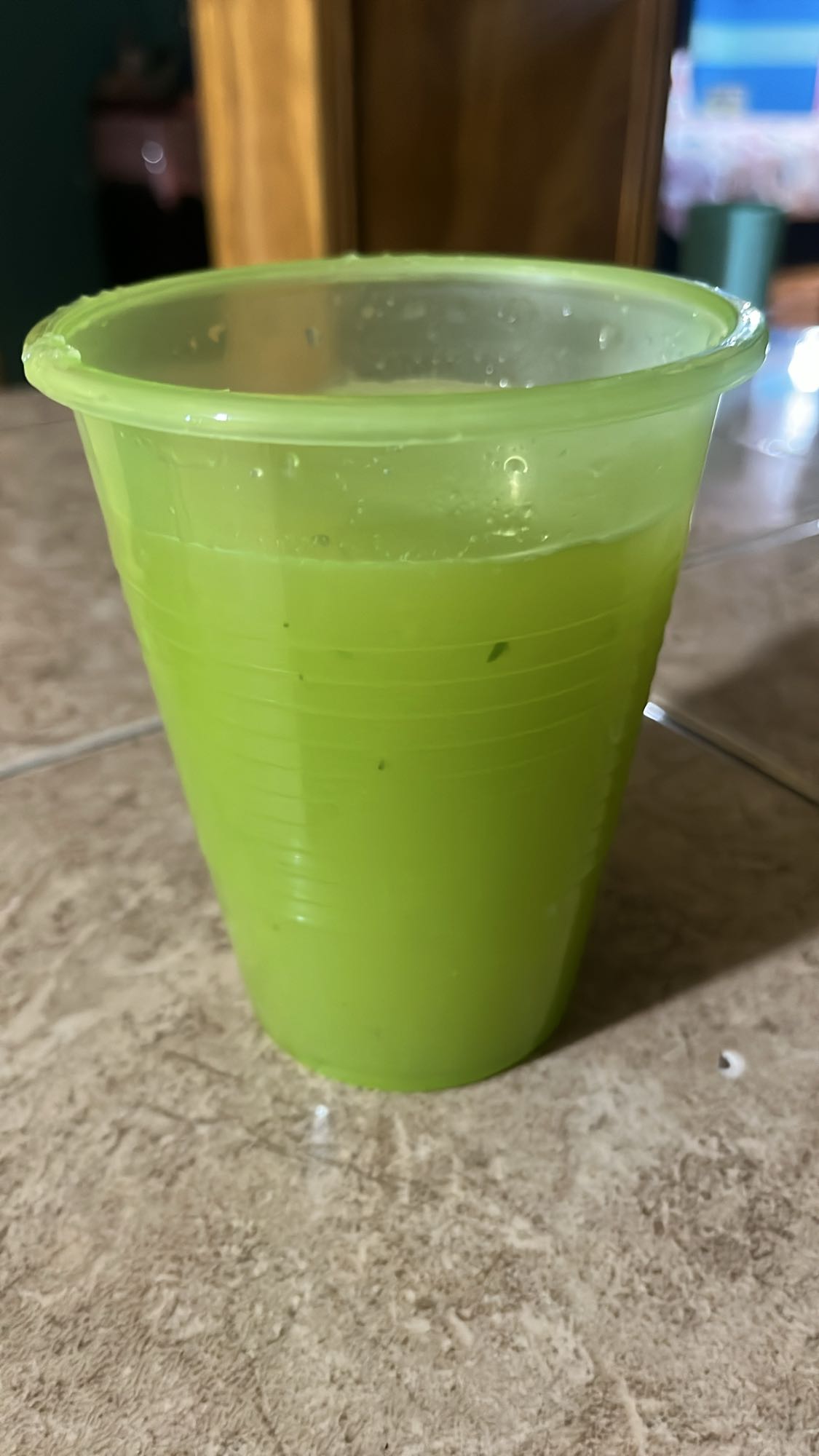 jugo de manzana, yerbabuena, pepino y limón