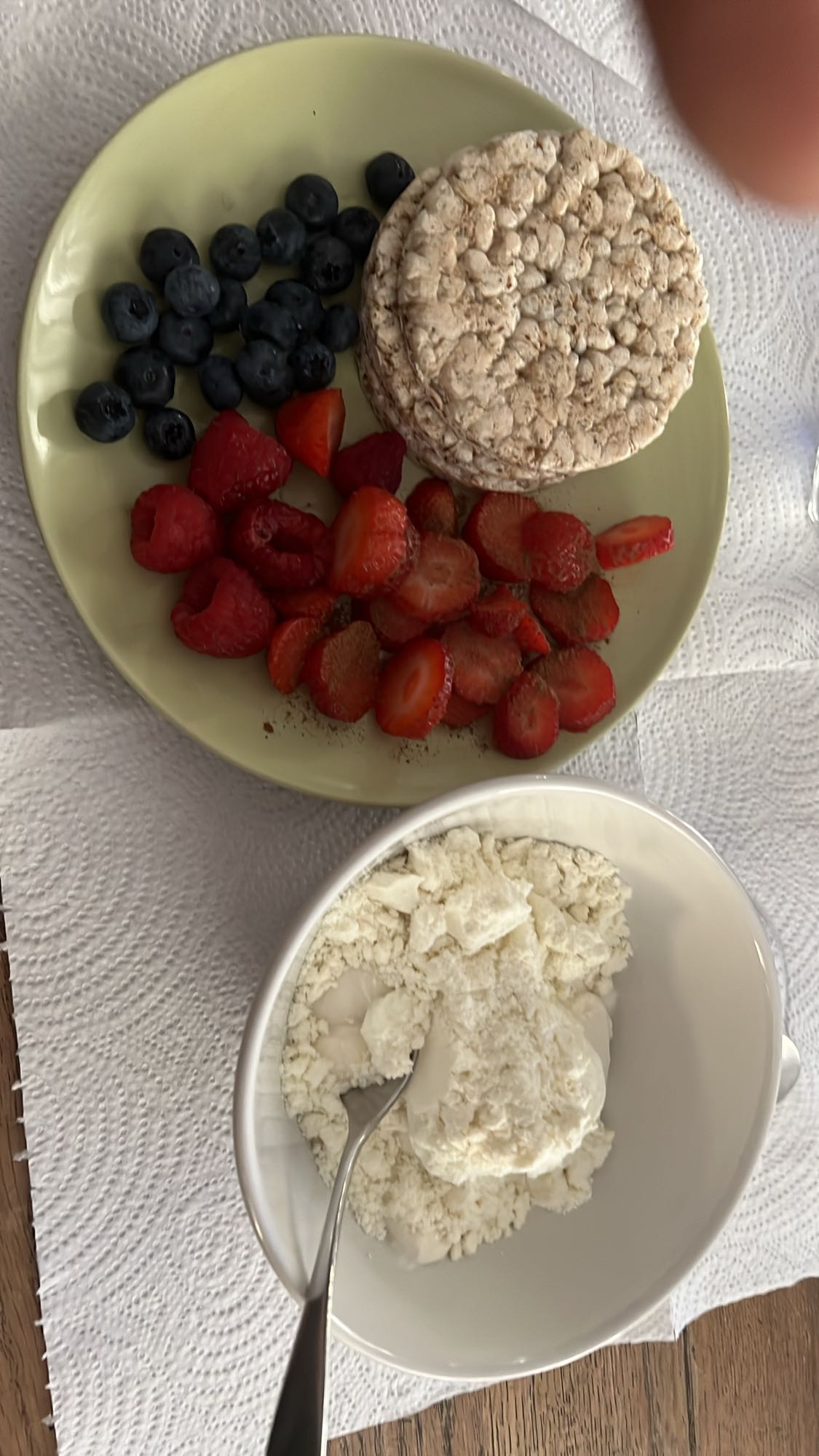 Πρωινό με ρυζογκοφρέτες και φρούτα