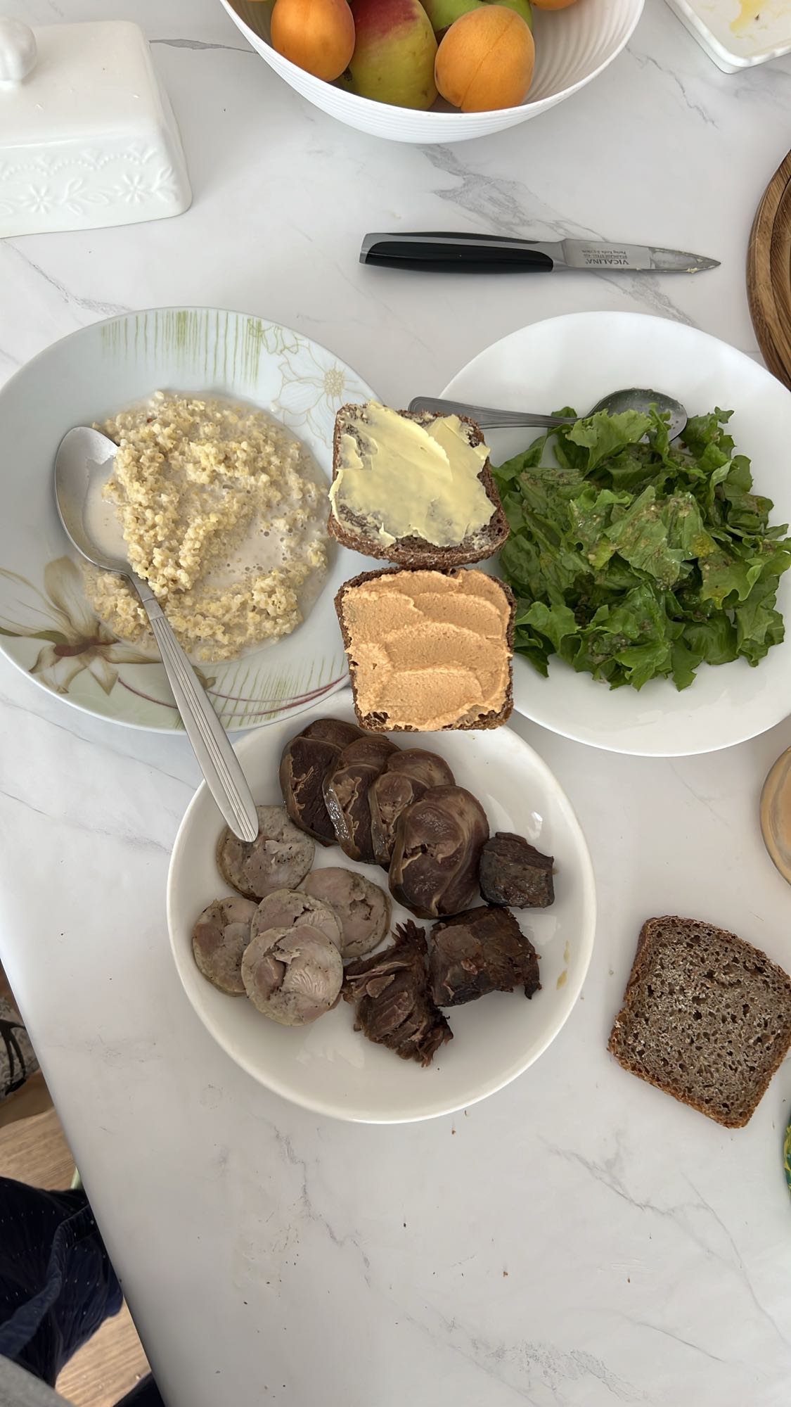 Завтрак с кашей и мясом