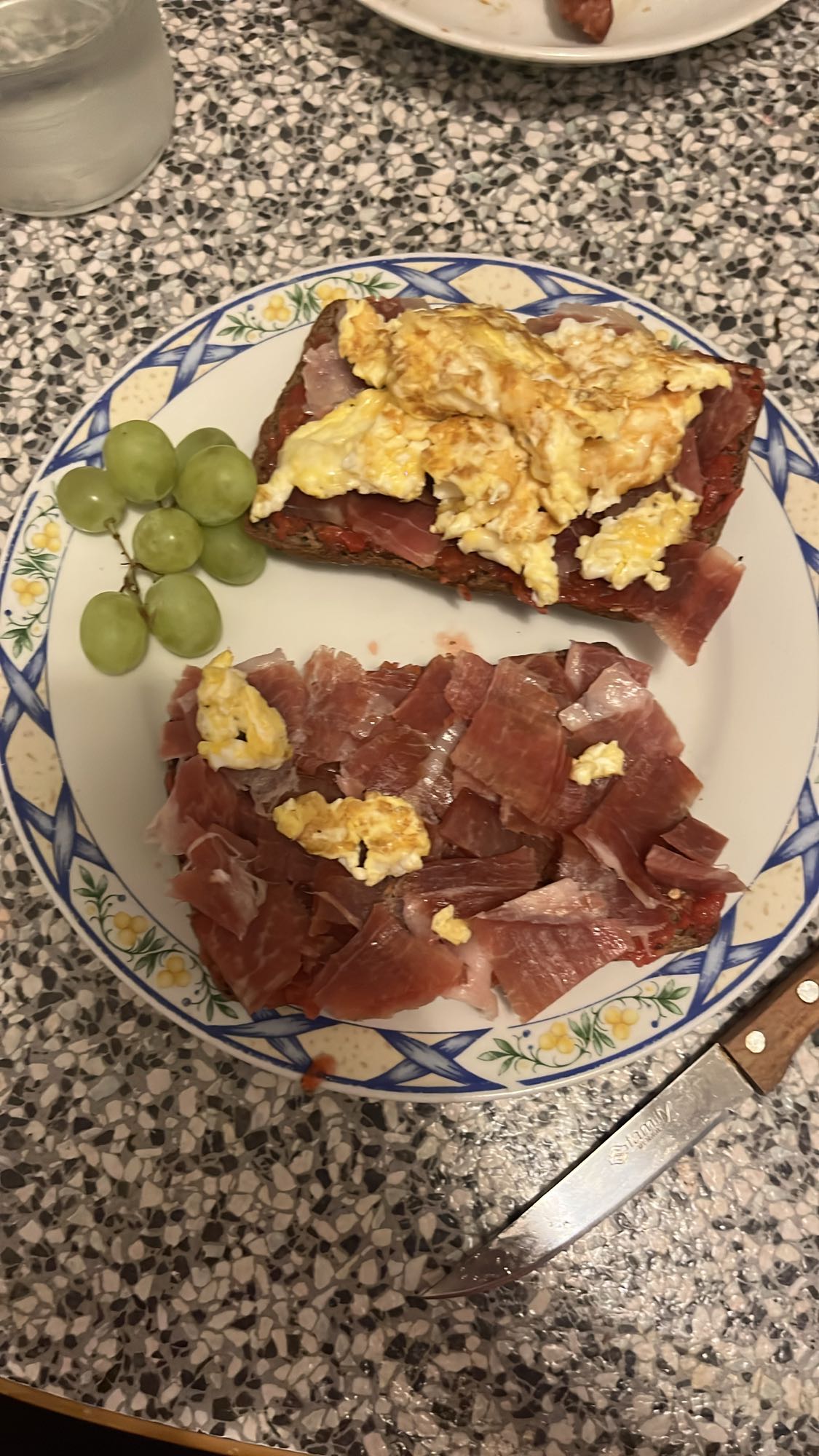 Tostadas con jamón y huevo