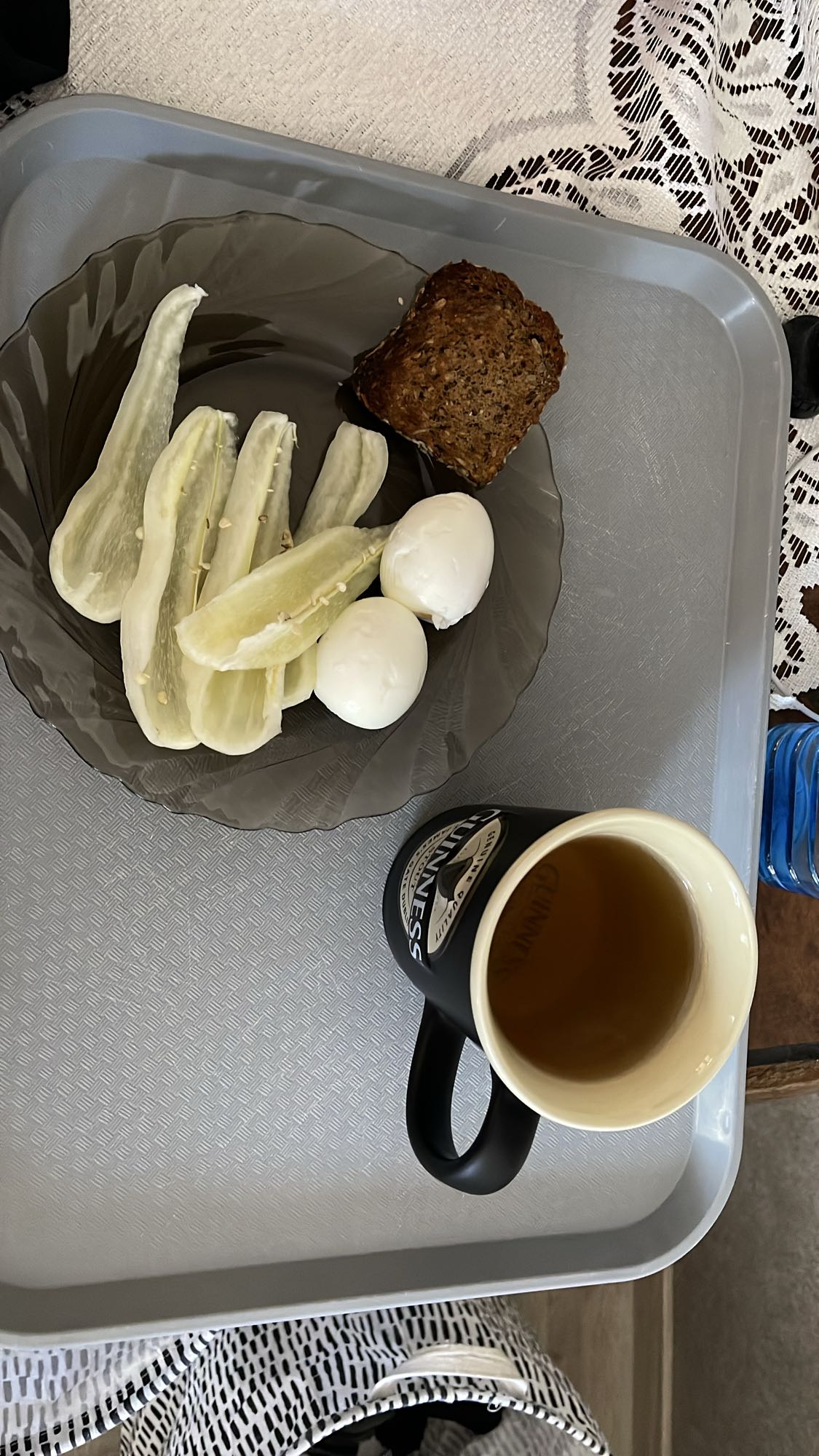 Mic dejun cu ouă și ceai