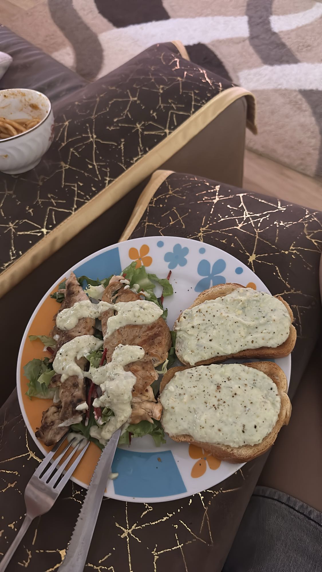 Pui la grătar cu salată și pâine