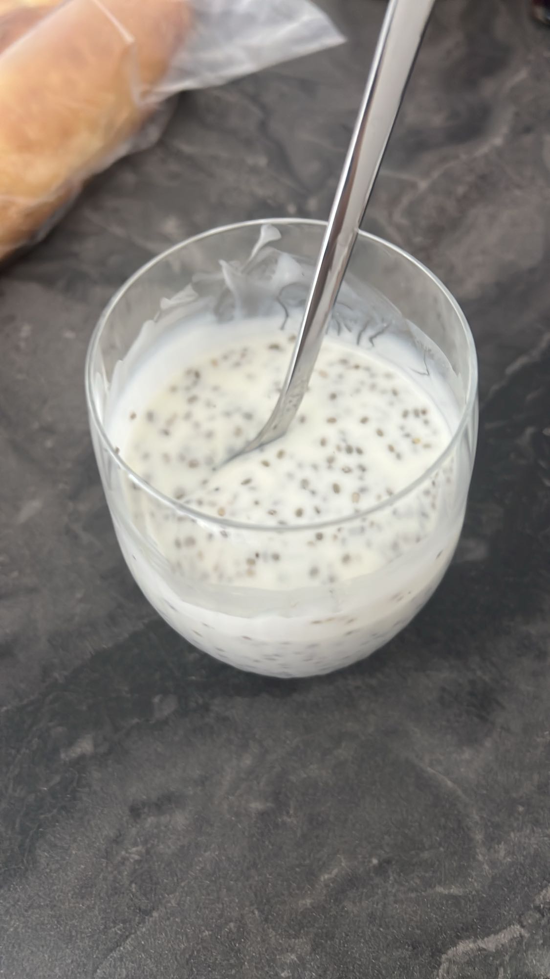 Չիա սերմերով յոգուրտ