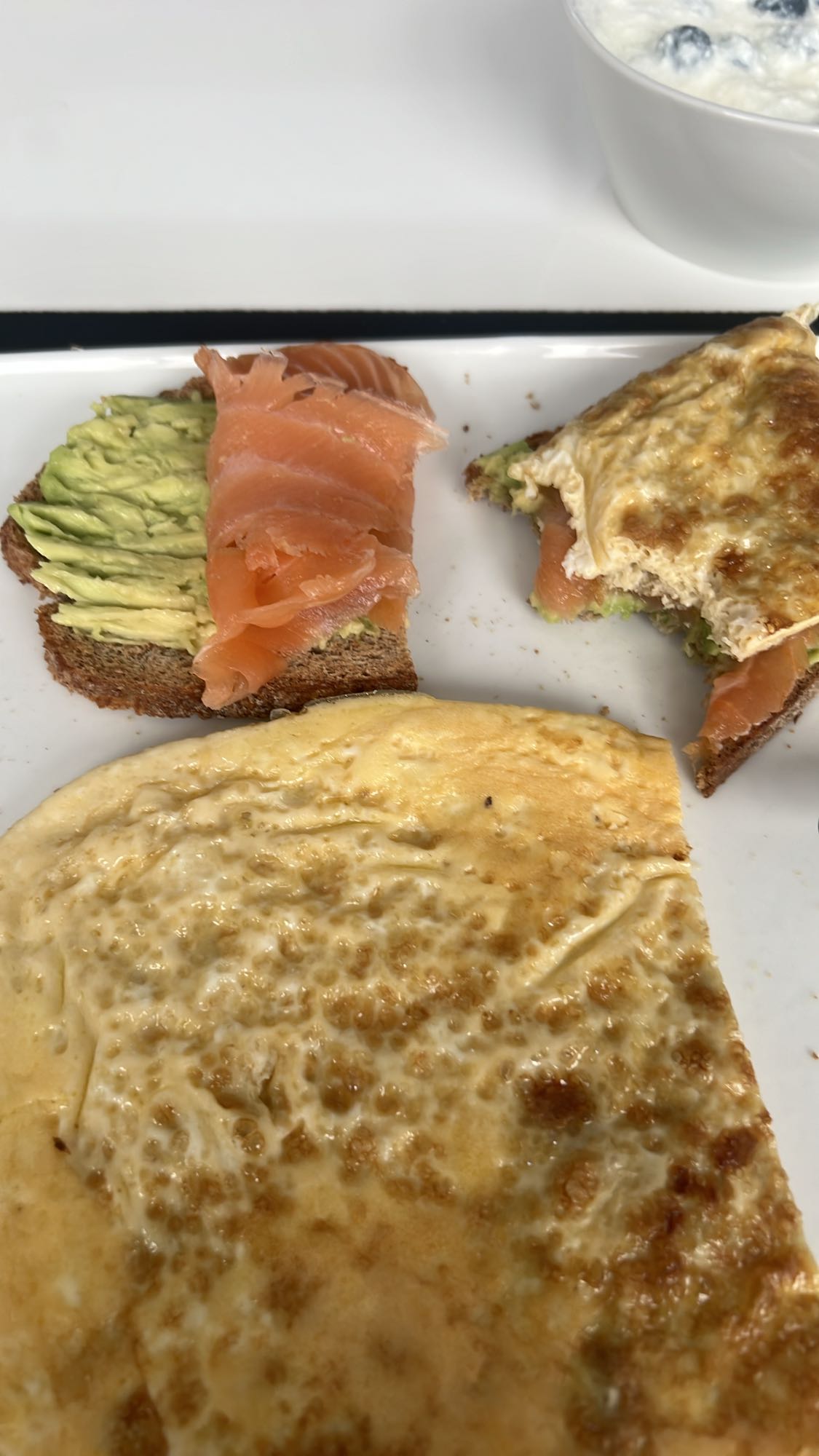 Omelet met zalm toast