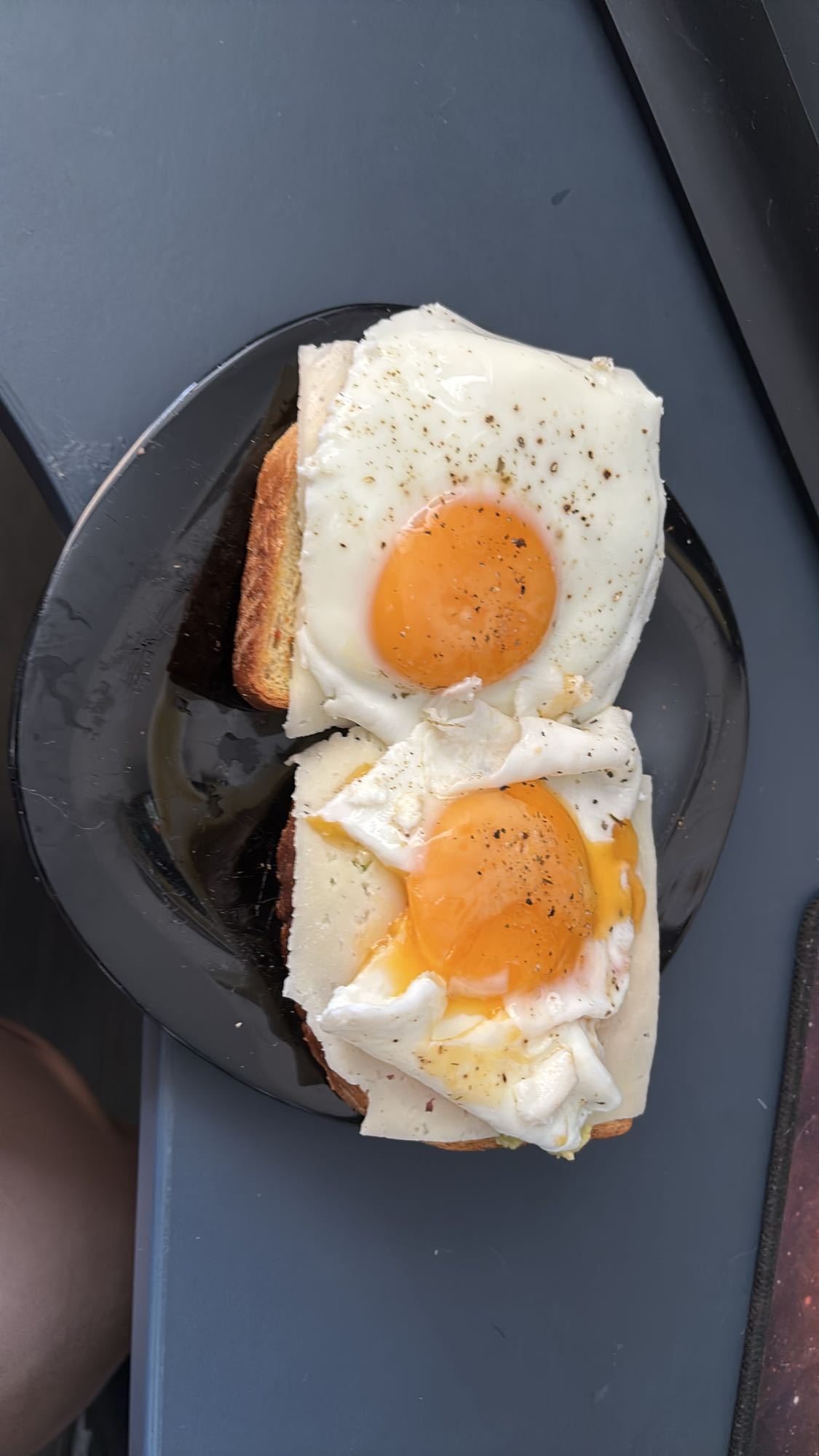 Яичница на тостах с индейкой и авокадо