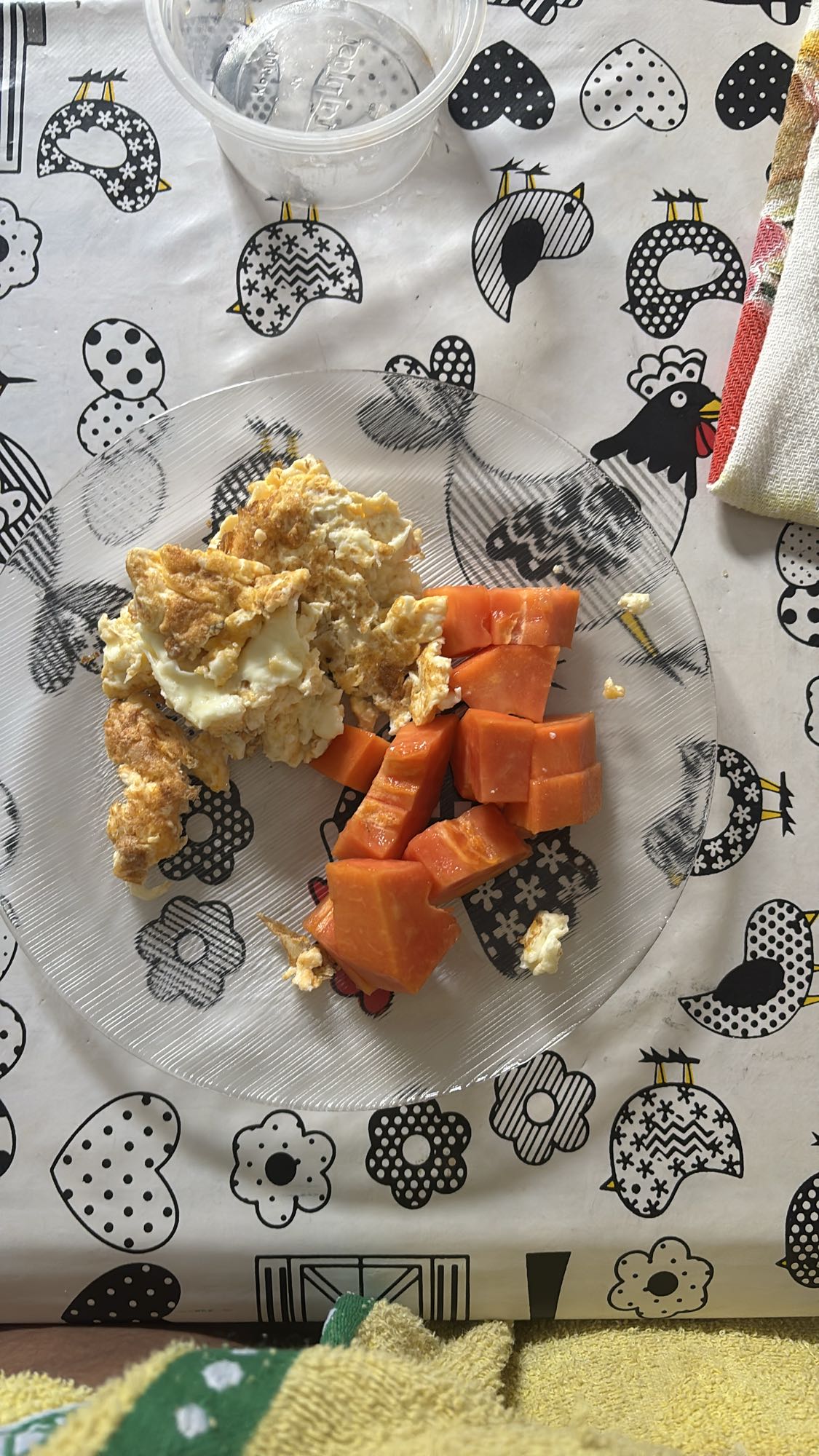 Ovos mexidos e mamão