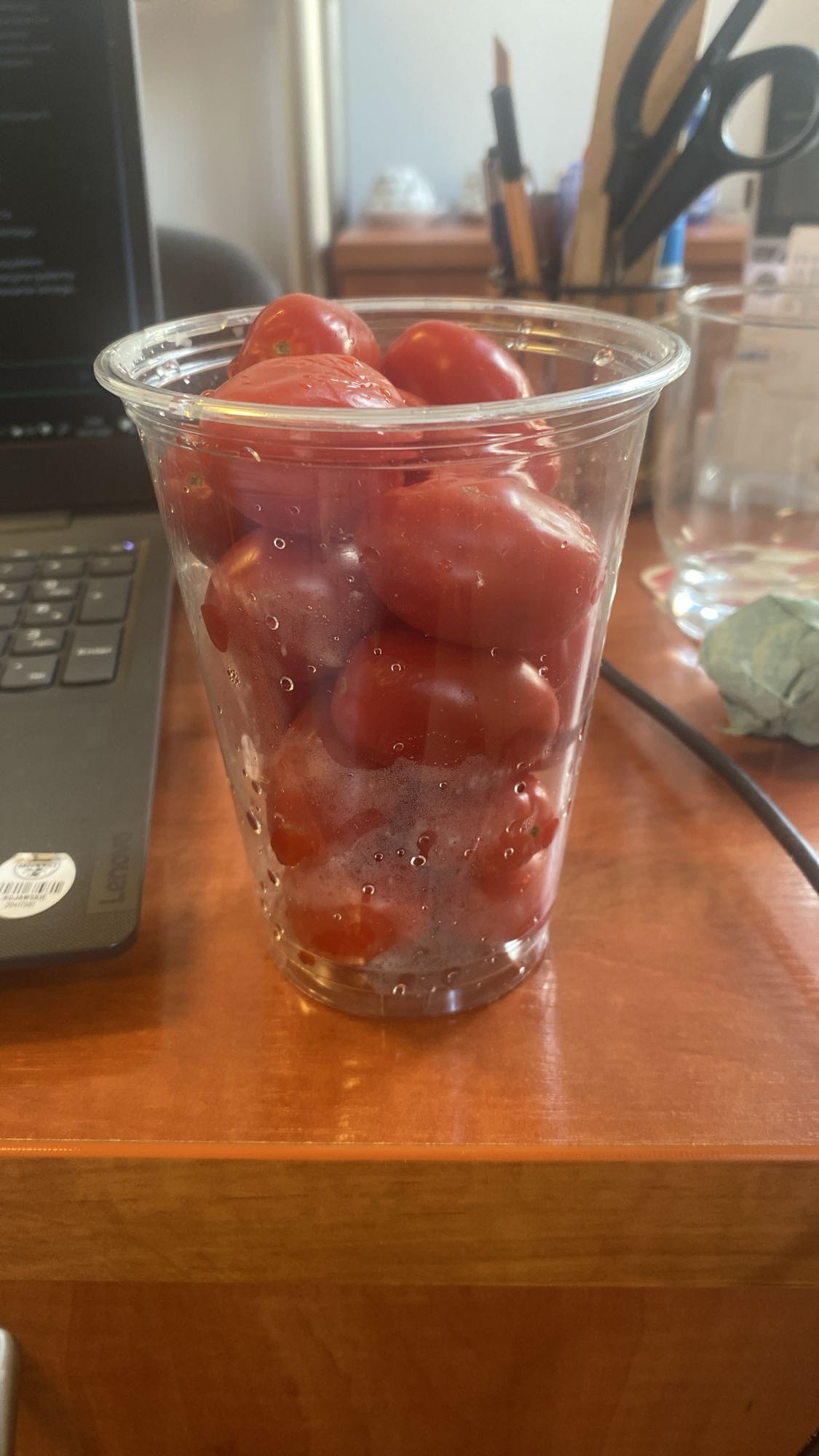 Kubek pomidorków koktajlowych