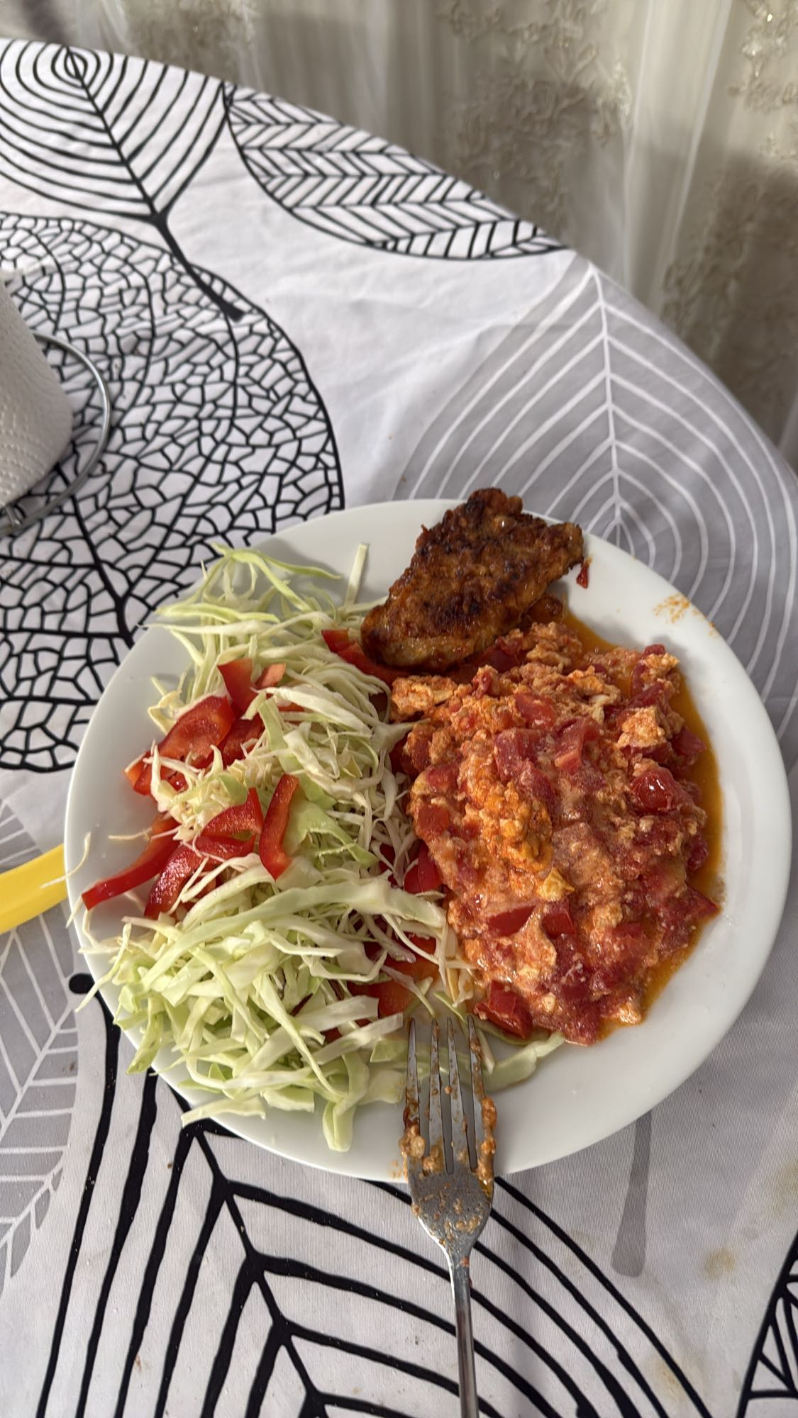 яичница с овощами и свиной отбивной