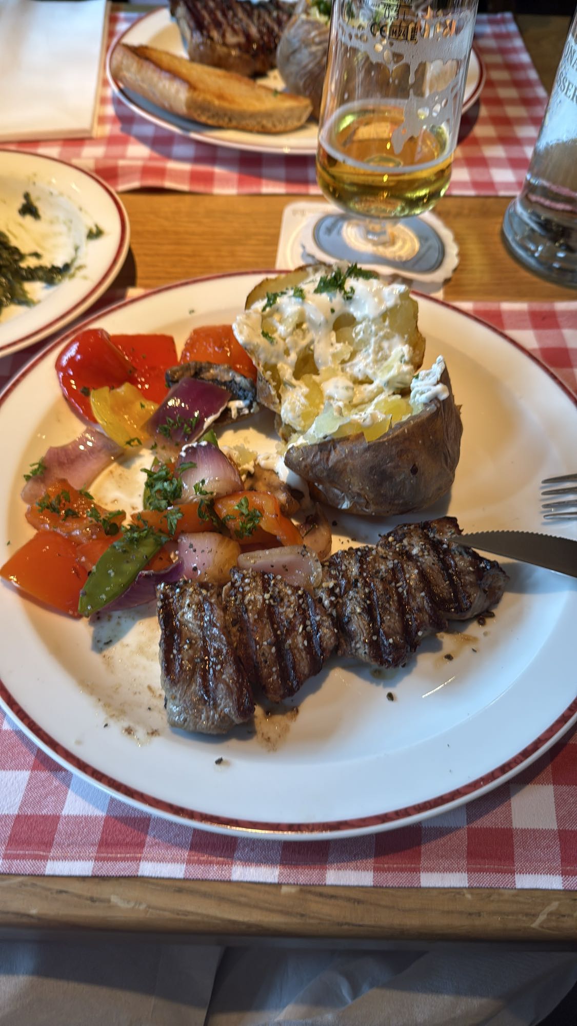 Gegrilltes Steak mit Gemüse