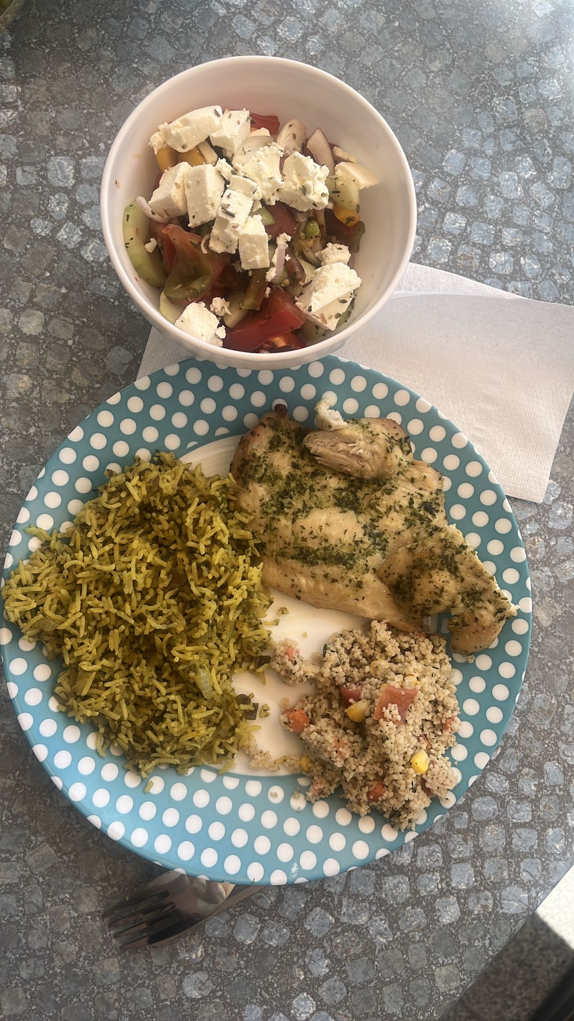 Poulet, riz, salade grecque