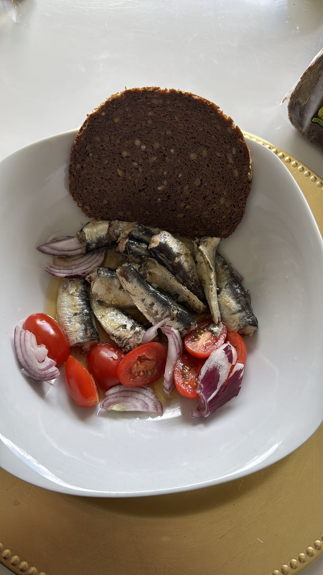 Sardines roggebrood salade