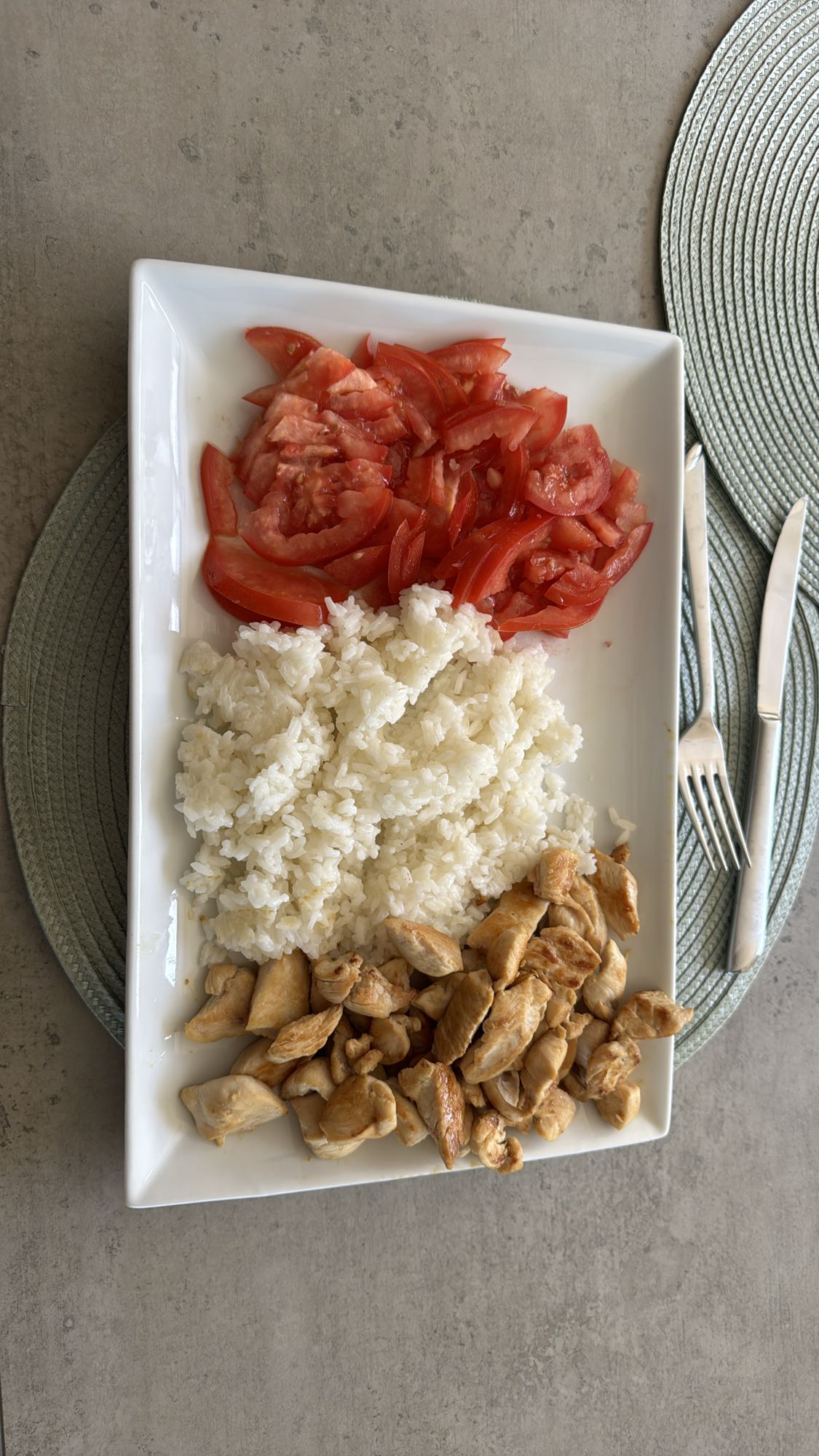 Pollo, arroz y tomate