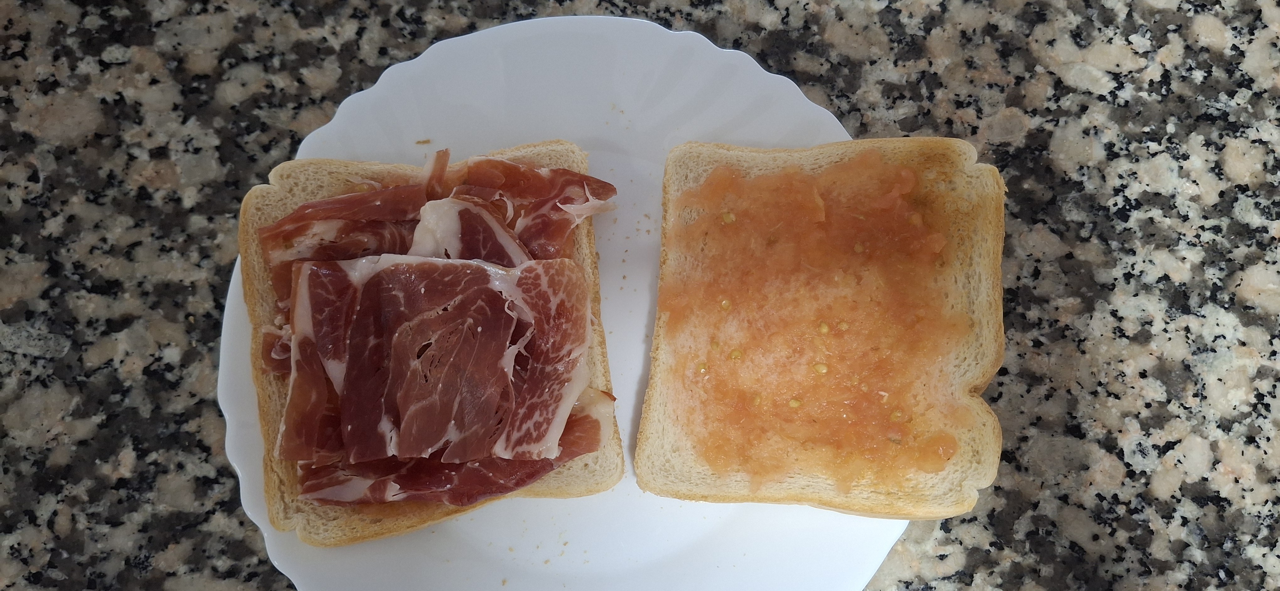 Pan con jamón y tomate
