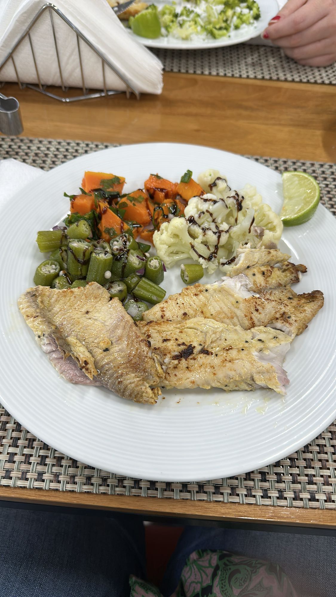 Peixe grelhado com legumes