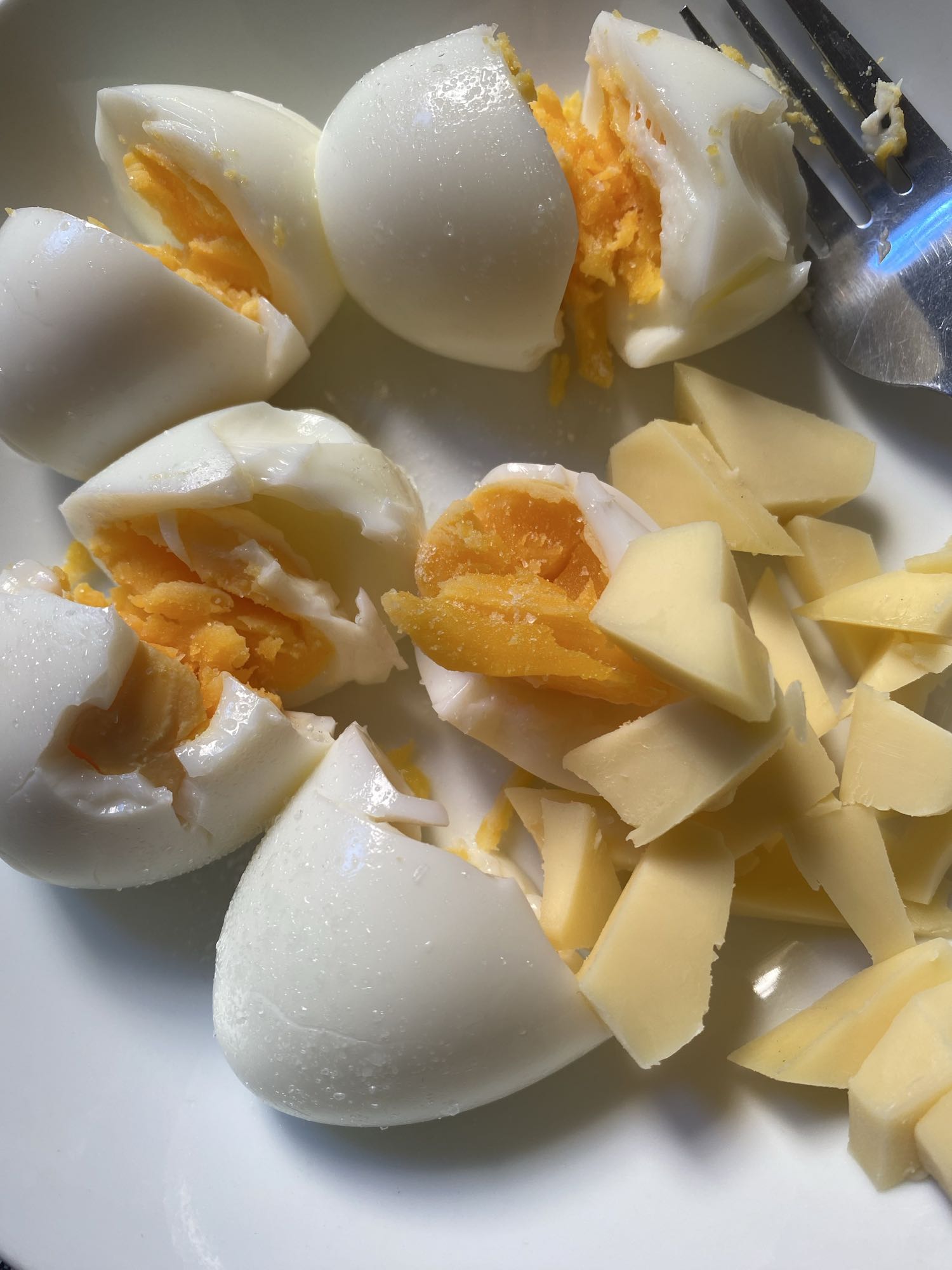 Huevos cocidos con queso