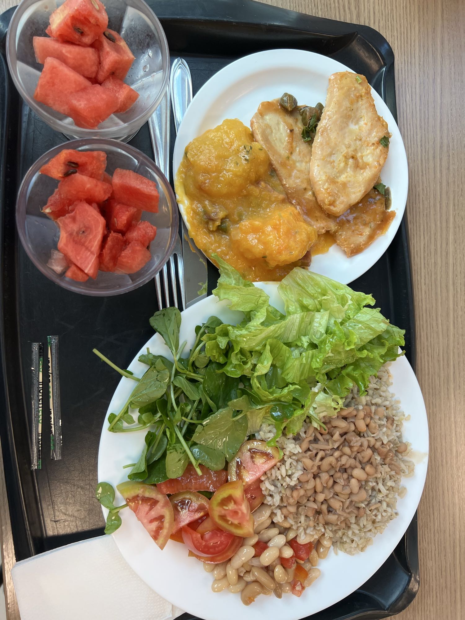 Frango com arroz e salada