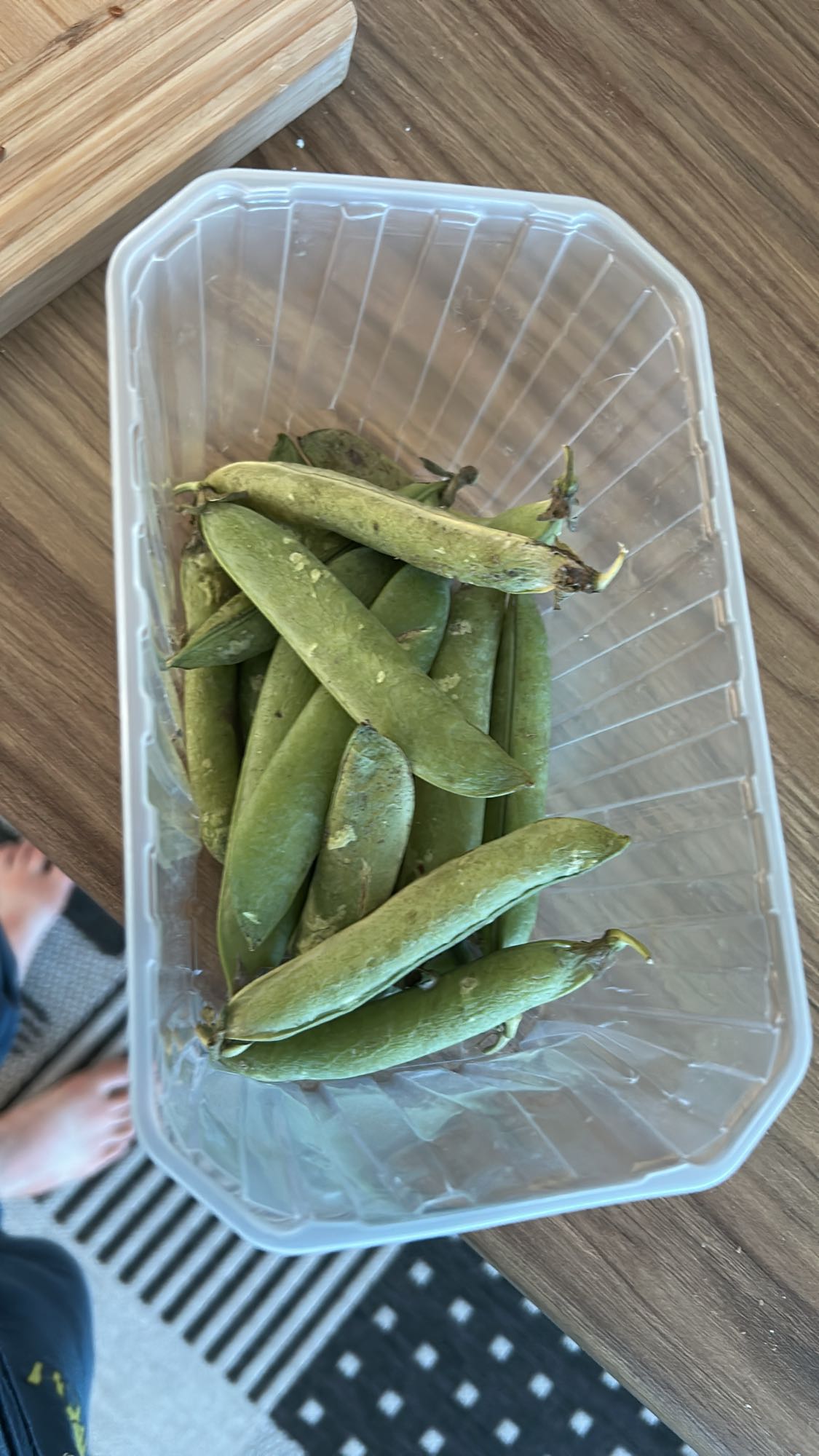 Świeży groszek w strąkach